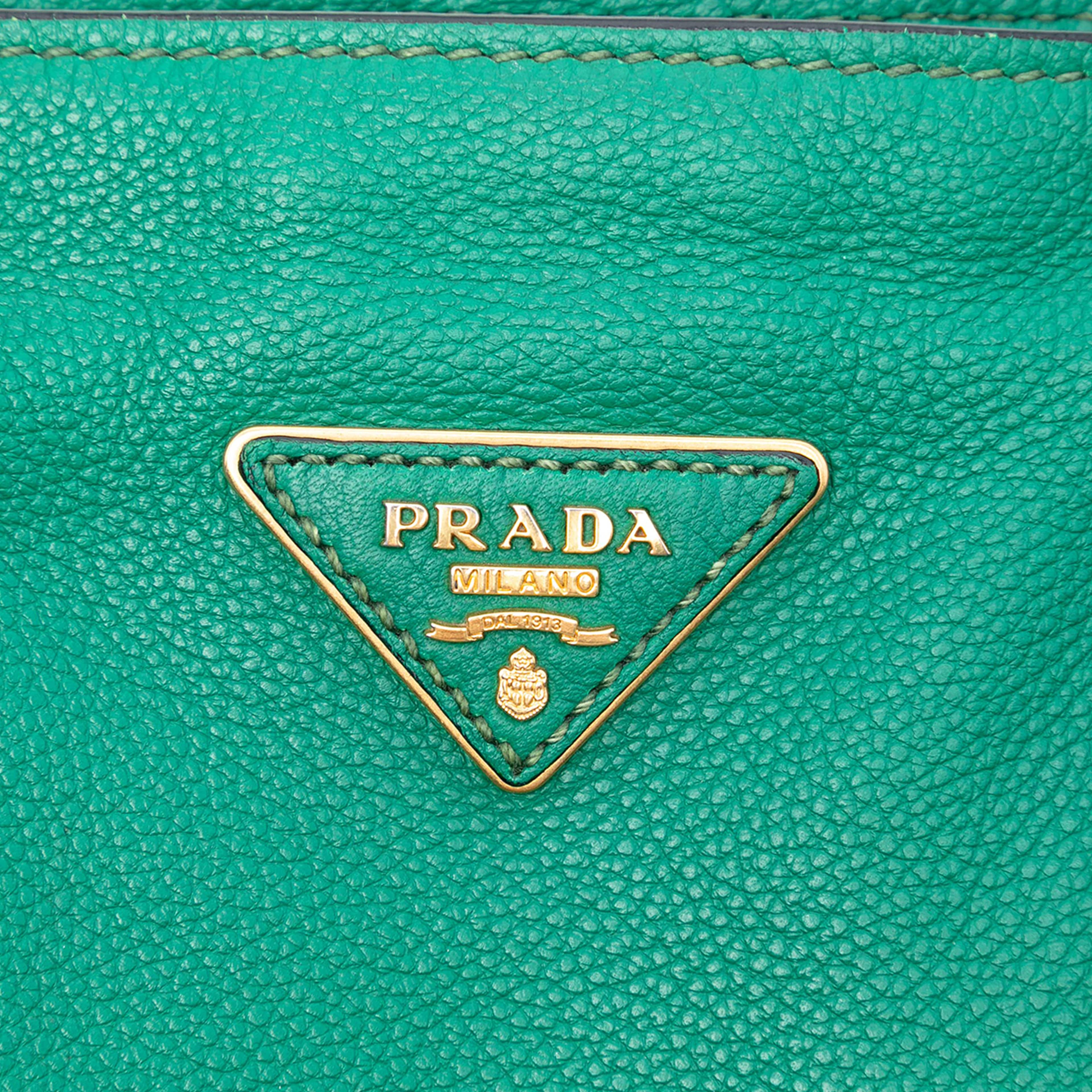 Prada Vitello Daino Open Convertible Tote, från Luxclusif, i färgen green. Klicka för att öppna bilden i stort format