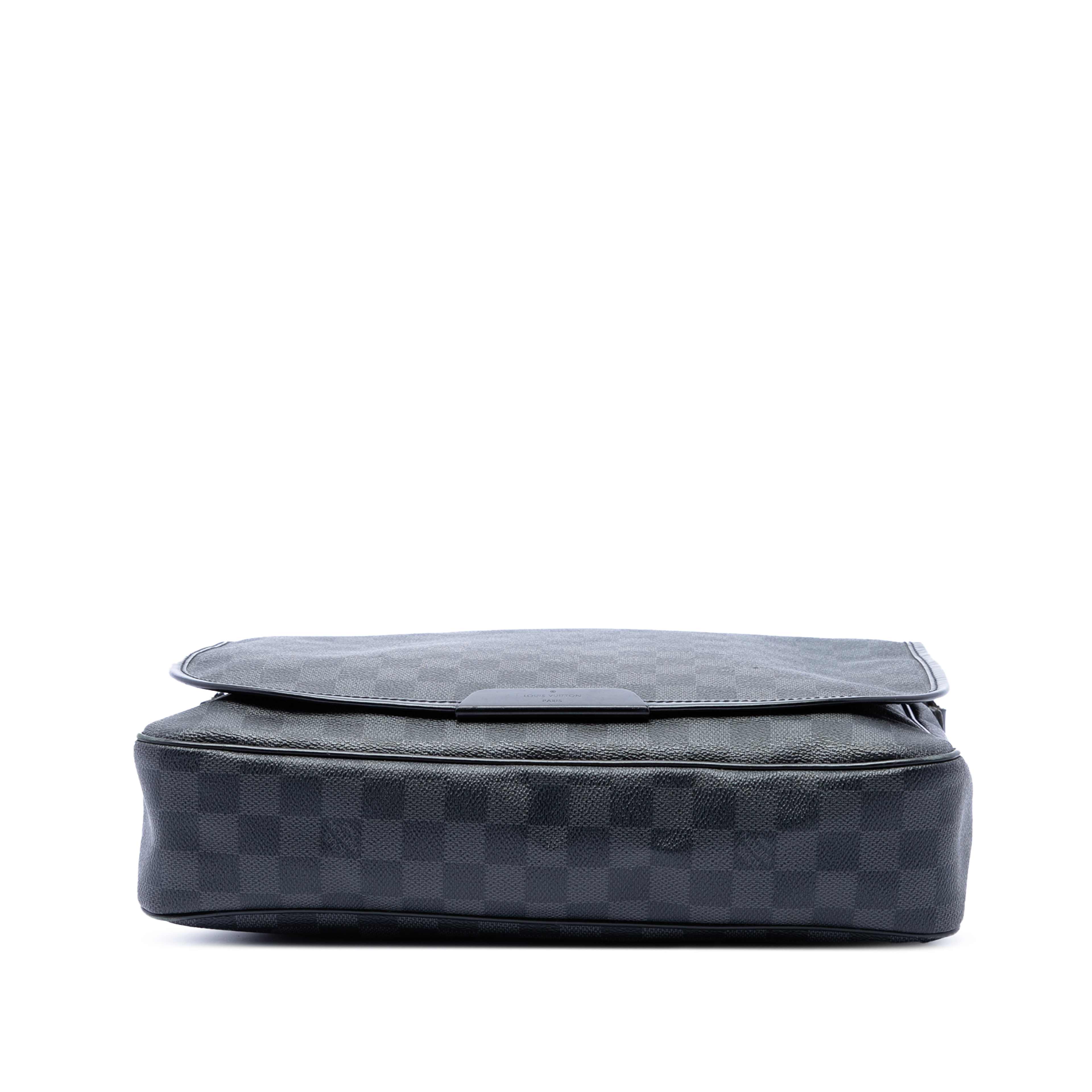 Louis Vuitton Damier Graphite Daniel Mm, från Luxclusif, i färgen black. Klicka för att öppna bilden i stort format