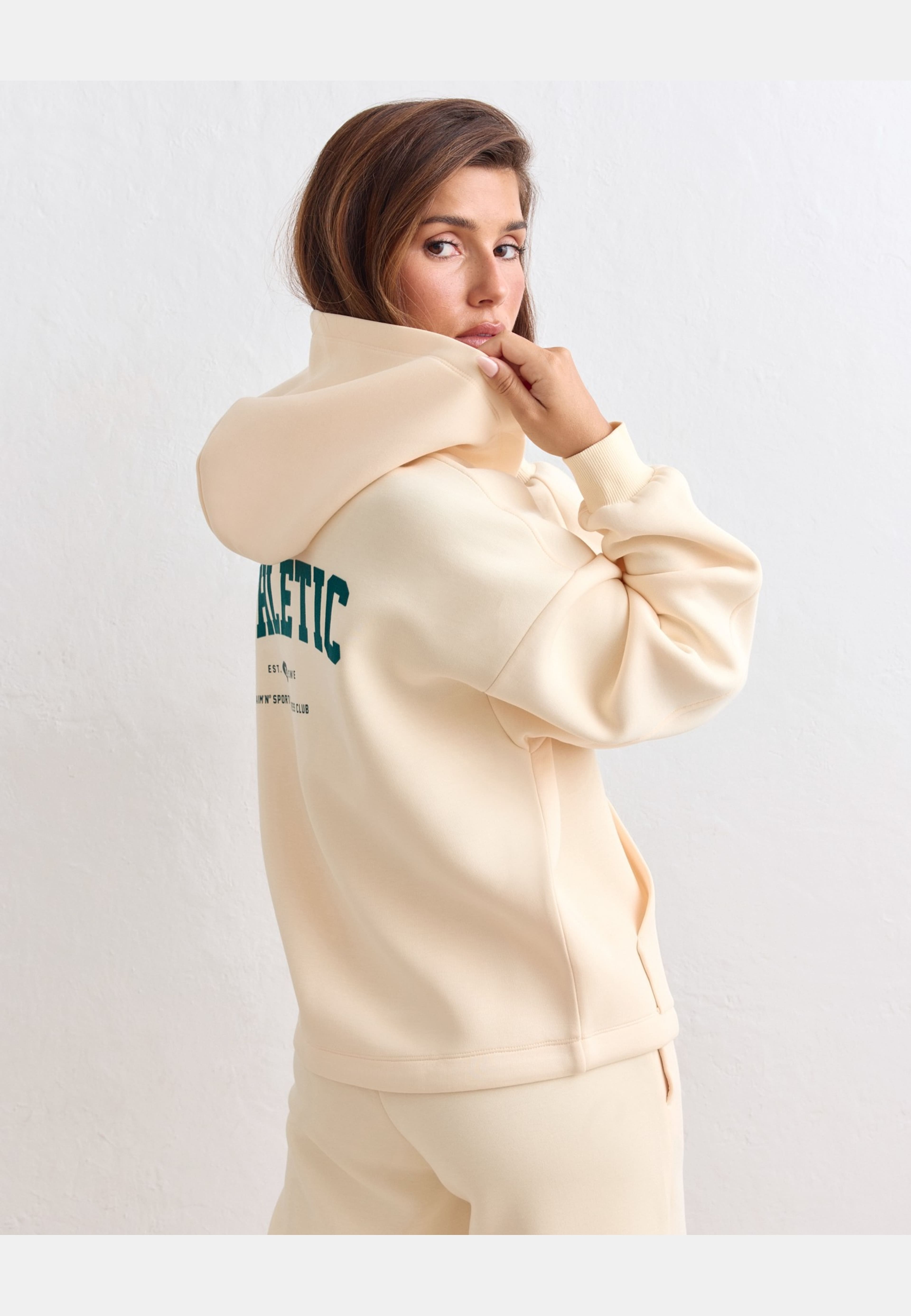 Athletics Club Sweat Zip Hood, från aim'n, i färgen oat. Klicka för att öppna bilden i stort format
