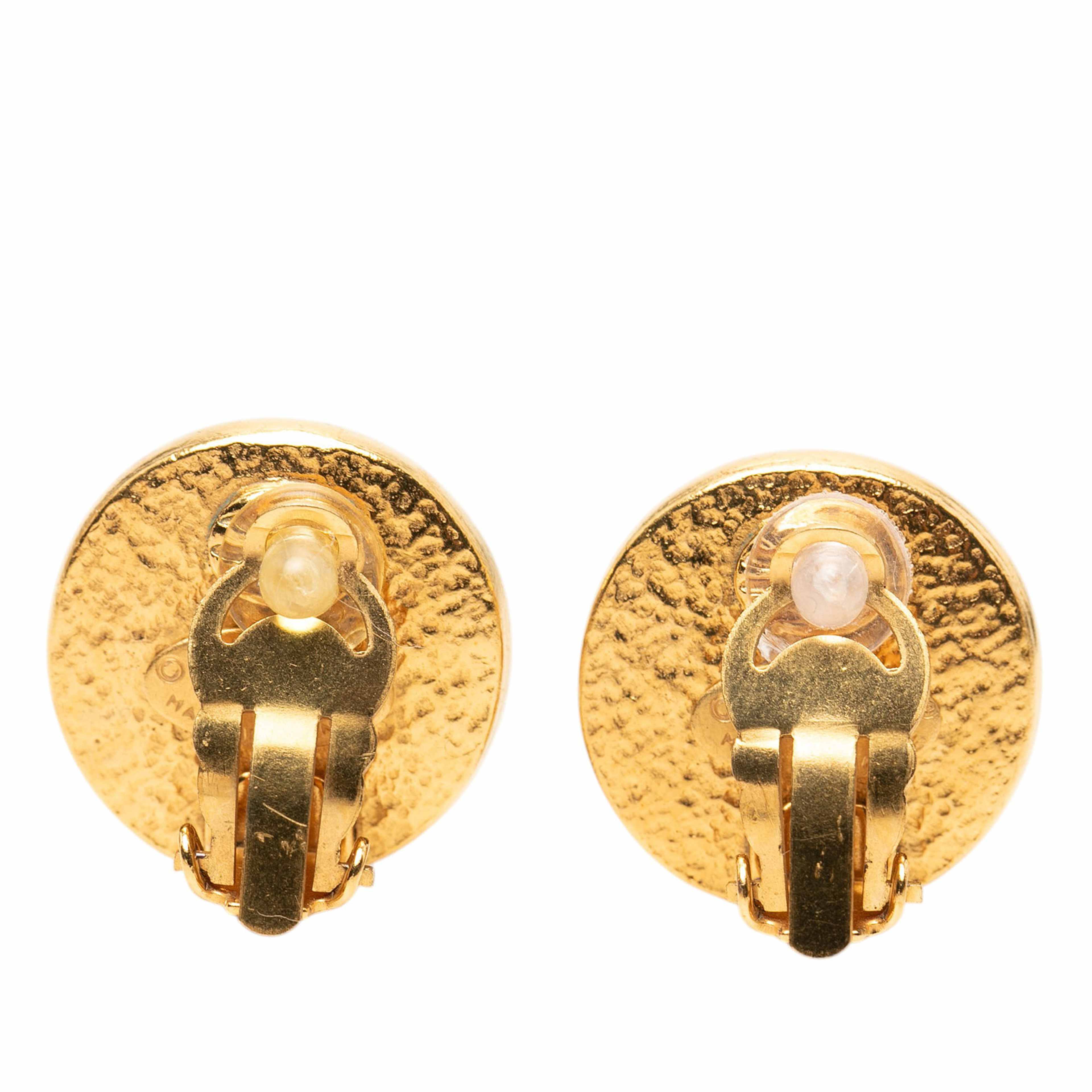 Chanel Cc Gold Plated Faux Pearl Clip On Earrings, från Luxclusif, i färgen gold. Klicka för att öppna bilden i stort format