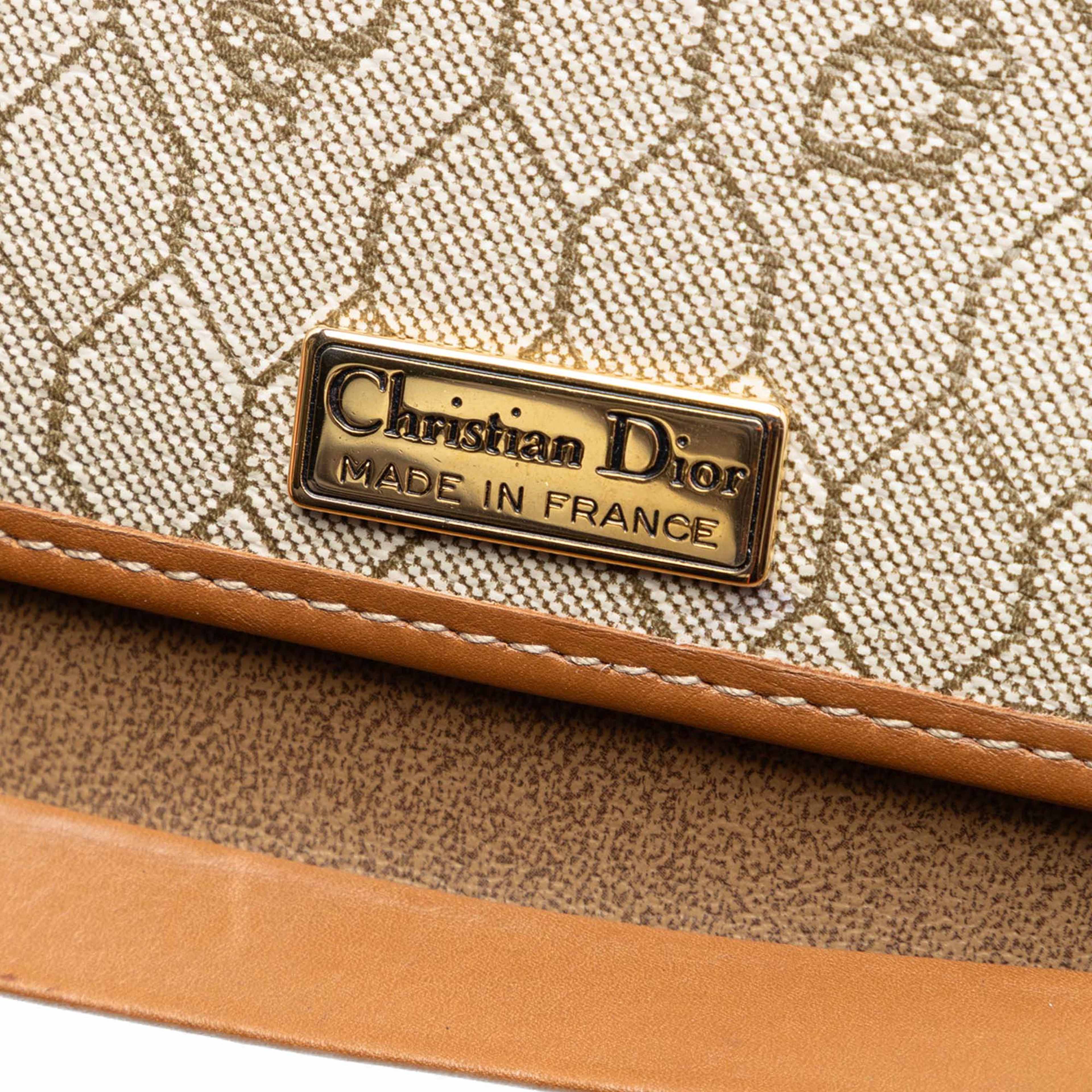 Dior Honeycomb Coated Canvas Chain Shoulder Bag, från Luxclusif, i färgen beige. Klicka för att öppna bilden i stort format