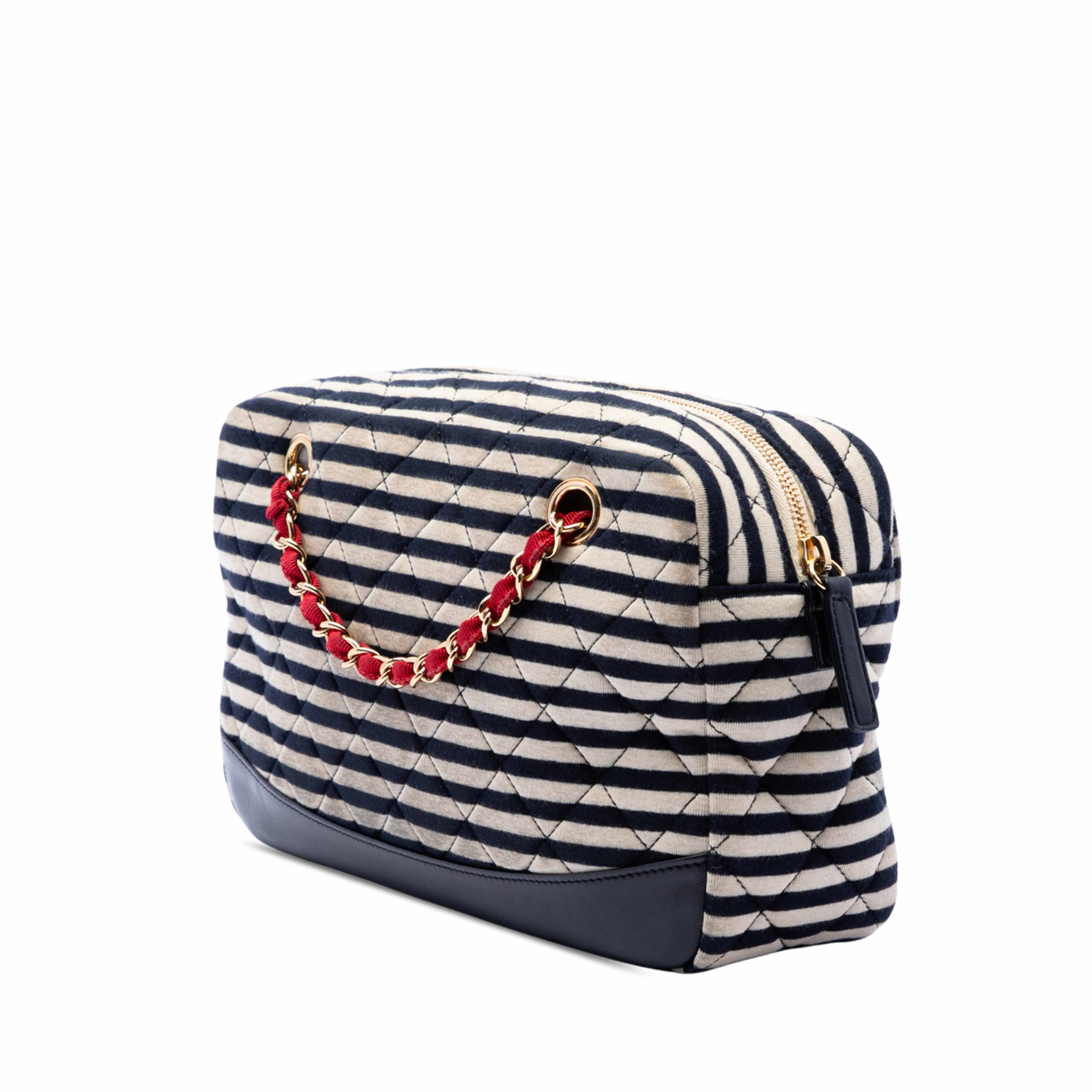 Chanel Quilted Jersey And Lambskin Coco Sailor Camera Bag, från Luxclusif, i färgen svart. Klicka för att öppna bilden i stort format