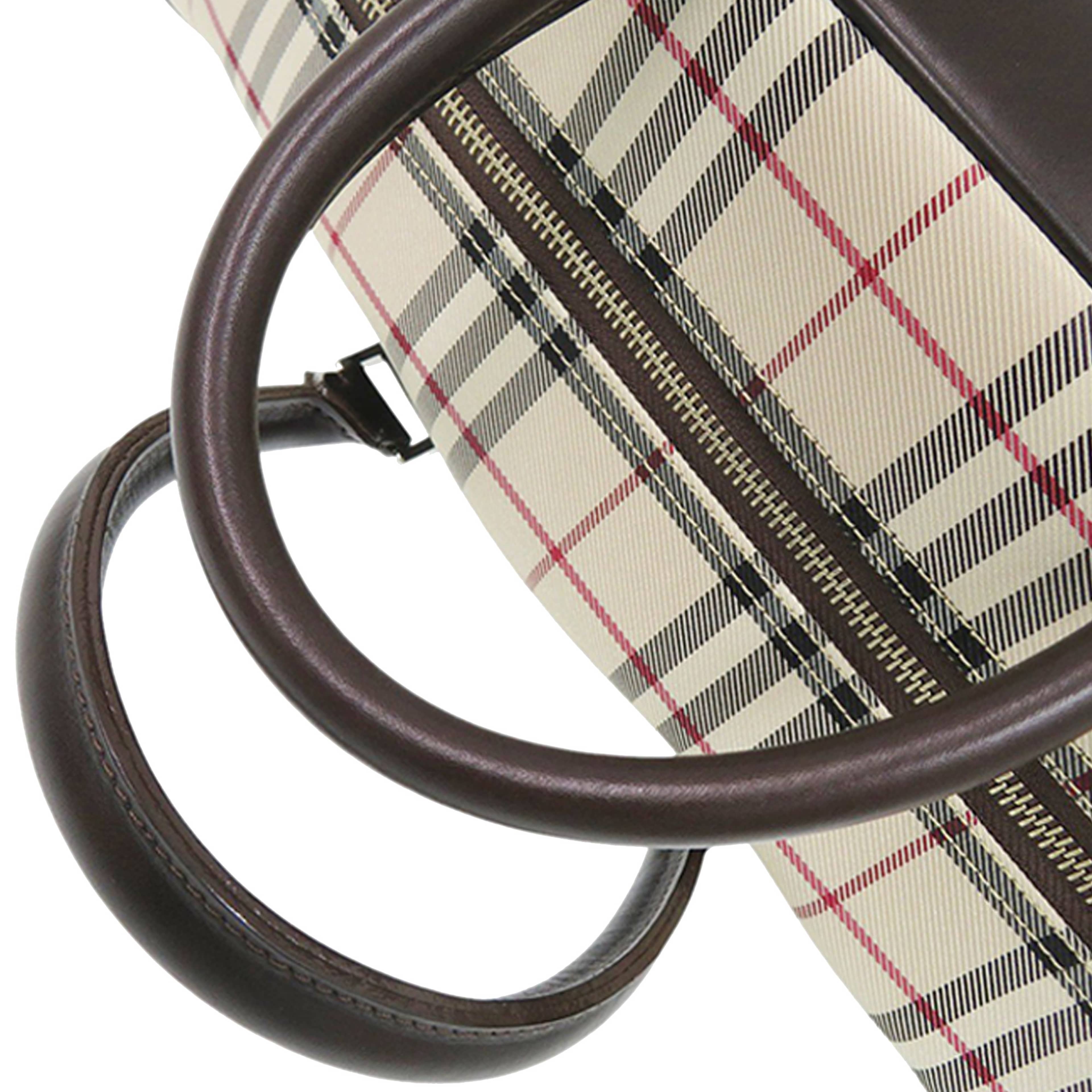 Burberry House Check Canvas Travel Bag, från Luxclusif, i färgen beige. Klicka för att öppna bilden i stort format
