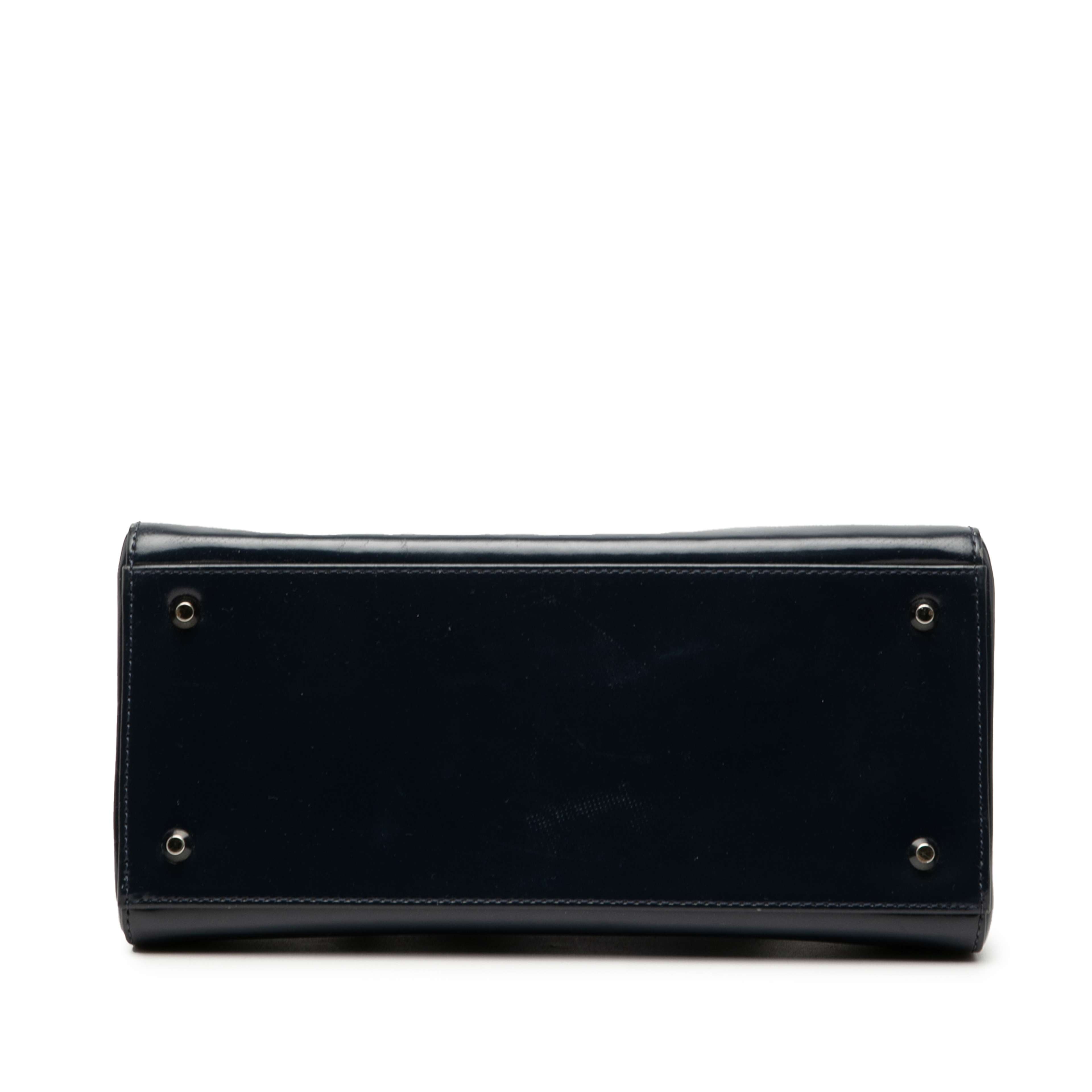 Dior Medium Glazed Calfskin Lady Dior, från Luxclusif, i färgen dark blue. Klicka för att öppna bilden i stort format