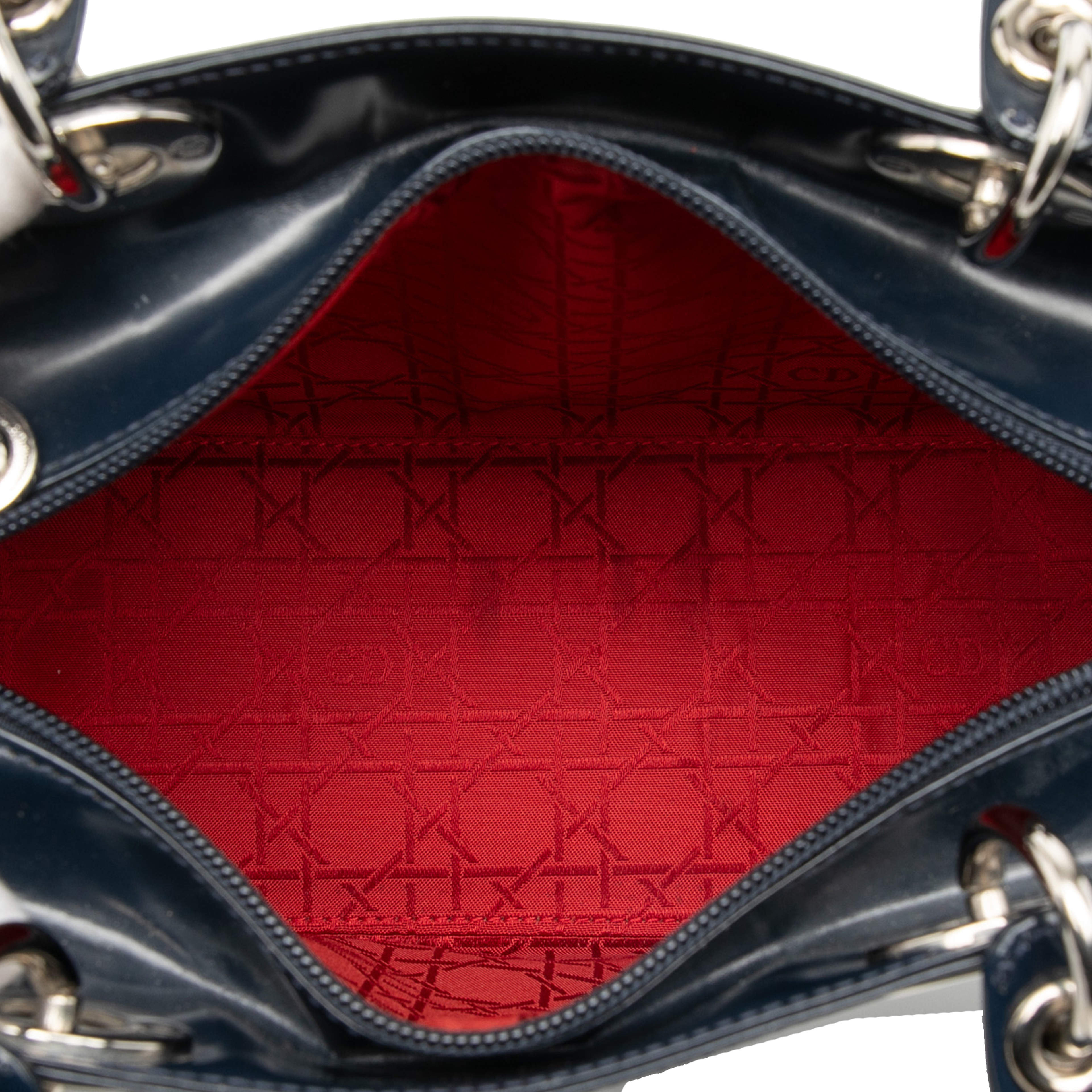 Dior Medium Glazed Calfskin Lady Dior, från Luxclusif, i färgen dark blue. Klicka för att öppna bilden i stort format