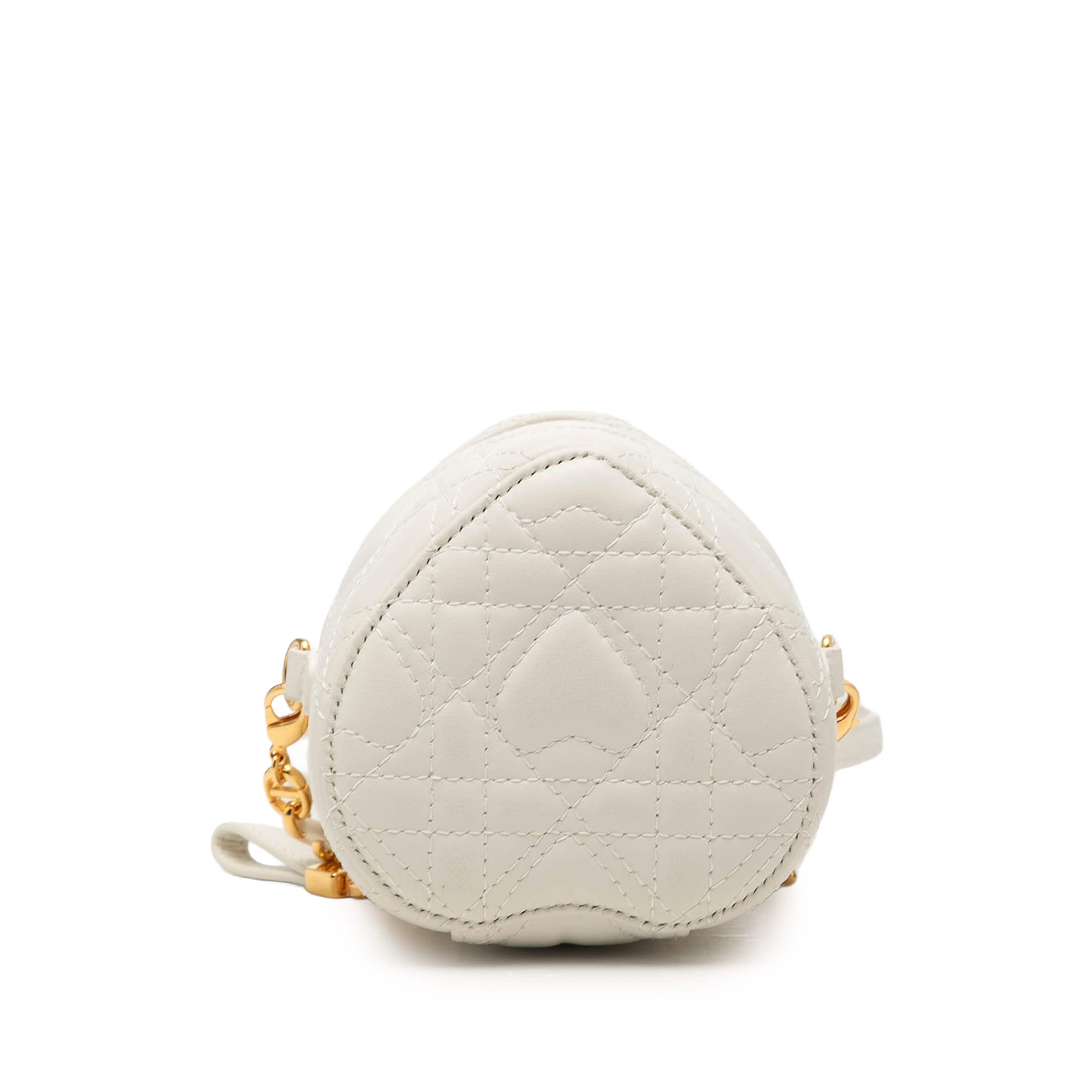 Dior Dioramour Micro Lambskin Cannage Heart Vanity Case With Chain, från Luxclusif, i färgen vit. Klicka för att öppna bilden i stort format