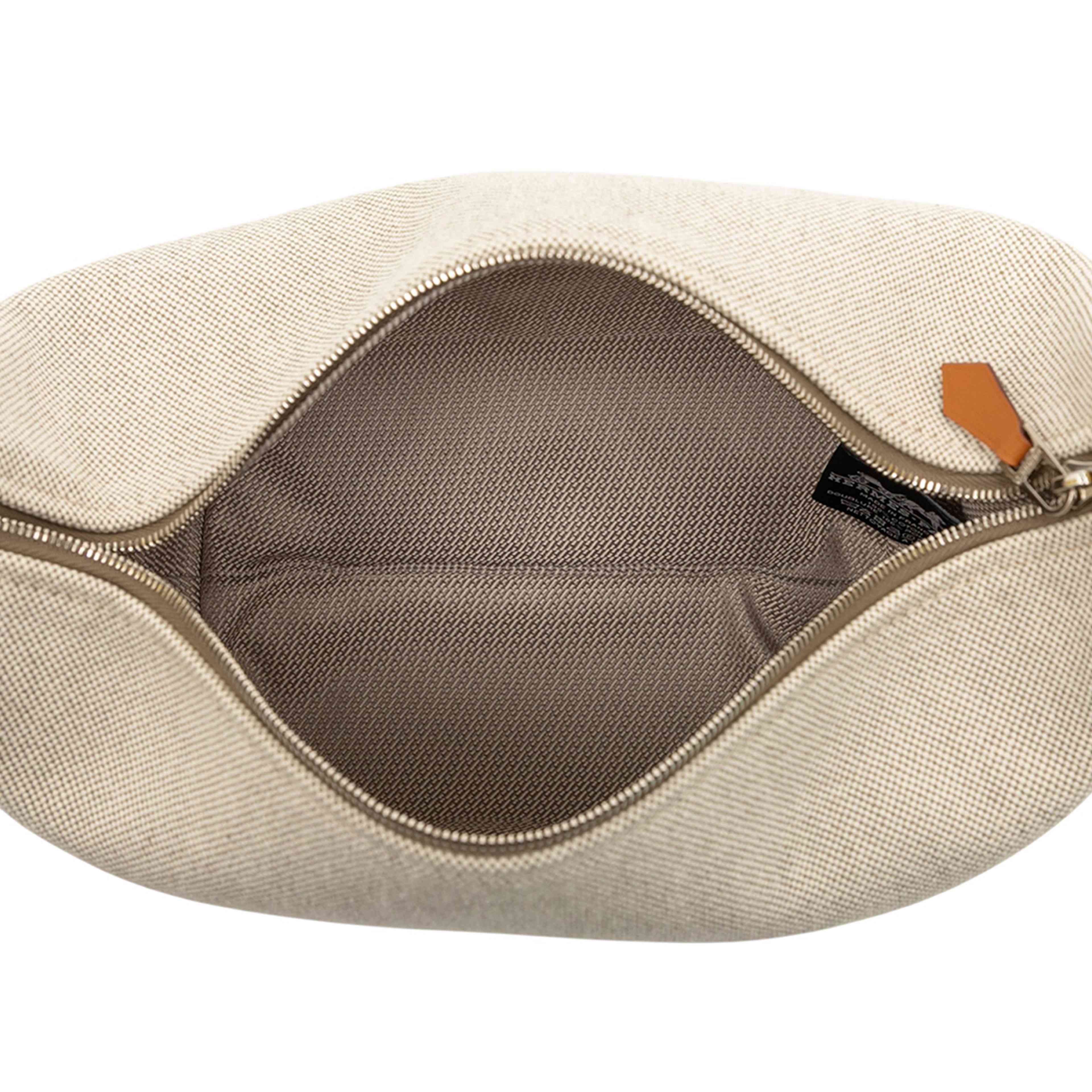 Hermès Small H Plume Bride A Brac Case, från Luxclusif, i färgen gray. Klicka för att öppna bilden i stort format