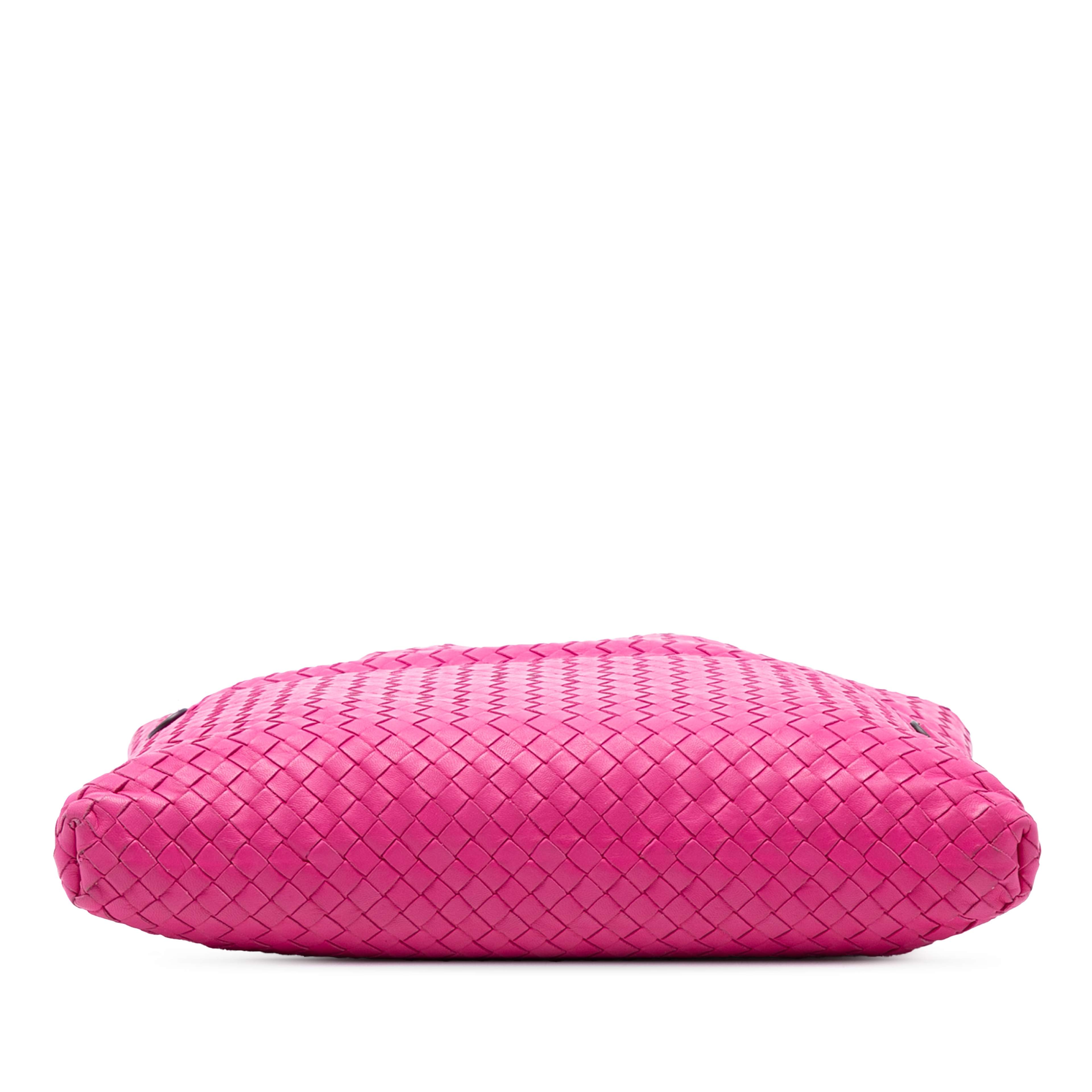 Bottega Veneta Nappa Intrecciato Fold Over Tote, från Luxclusif, i färgen hot pink. Klicka för att öppna bilden i stort format