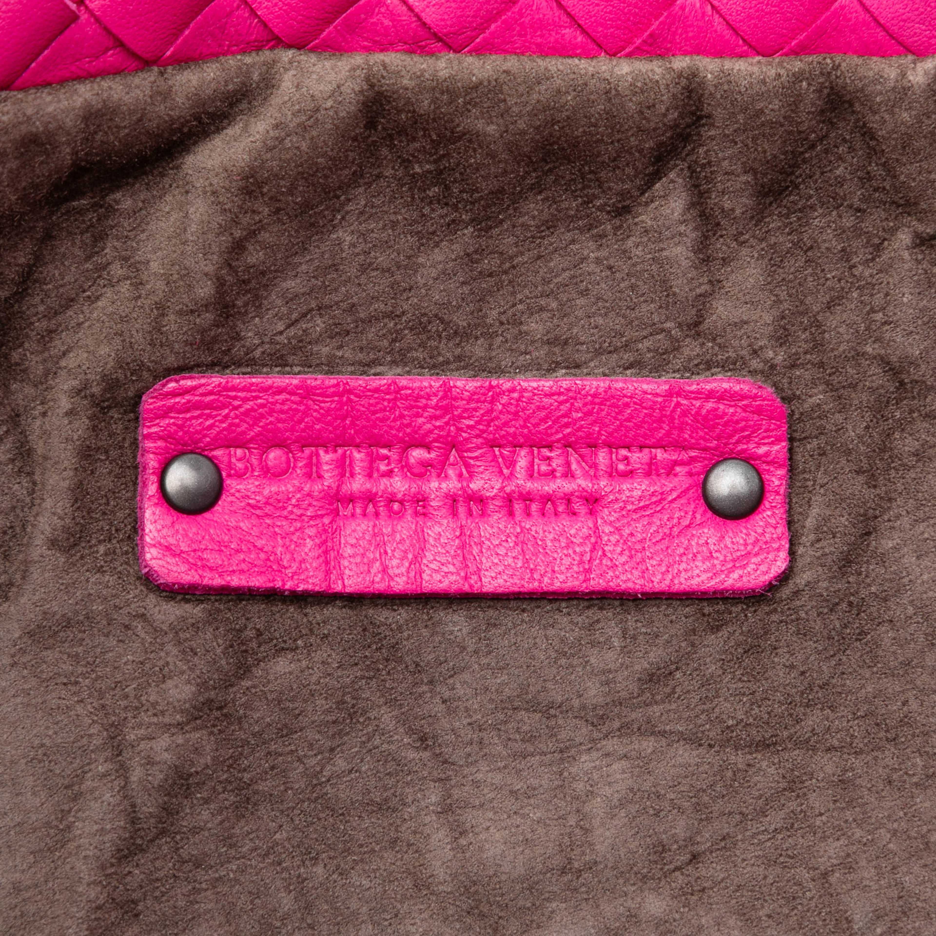 Bottega Veneta Nappa Intrecciato Fold Over Tote, från Luxclusif, i färgen hot pink. Klicka för att öppna bilden i stort format