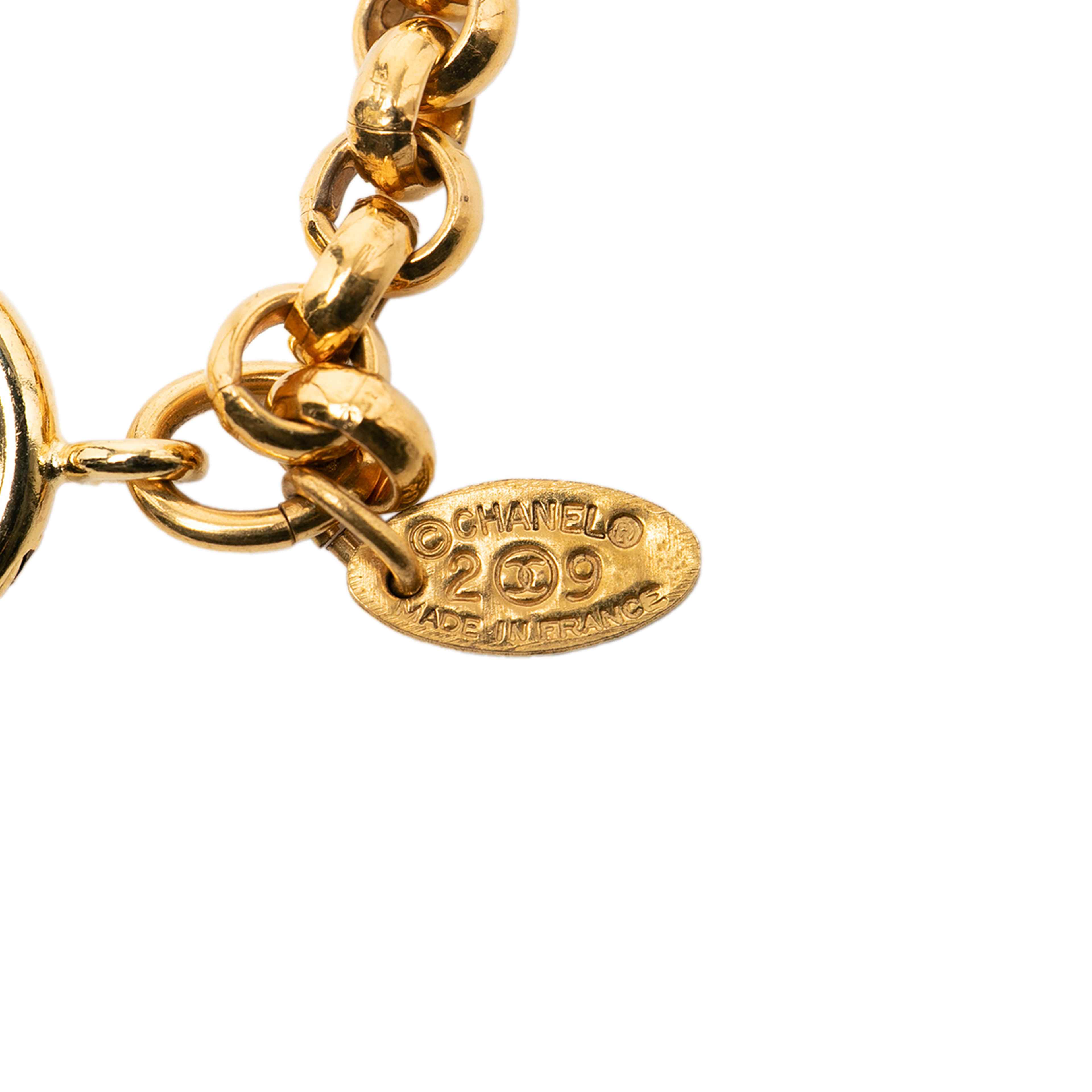 Chanel Gold Plated Cc Pendant Necklace, från Luxclusif, i färgen gold. Klicka för att öppna bilden i stort format