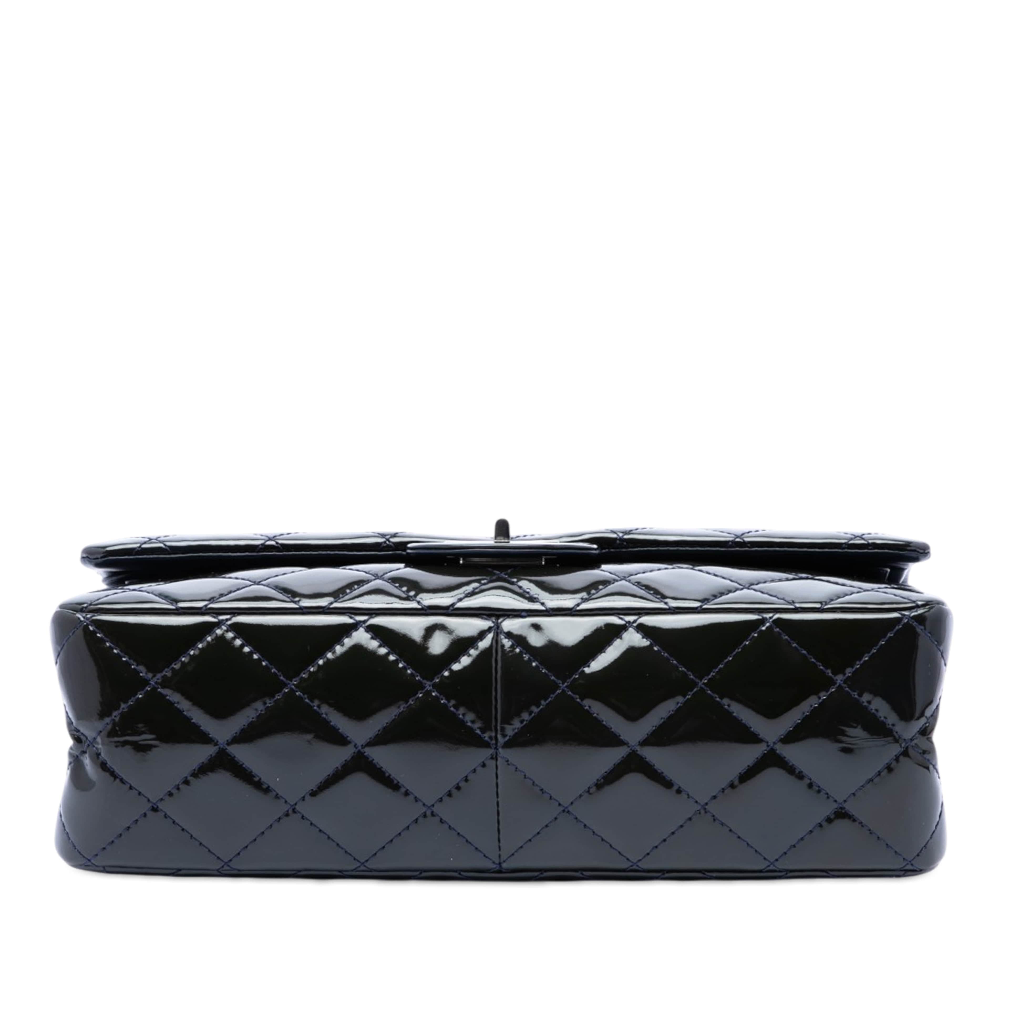 Chanel Quilted Patent Reissue 2.55 Double Flap 227, från Luxclusif, i färgen blå. Klicka för att öppna bilden i stort format