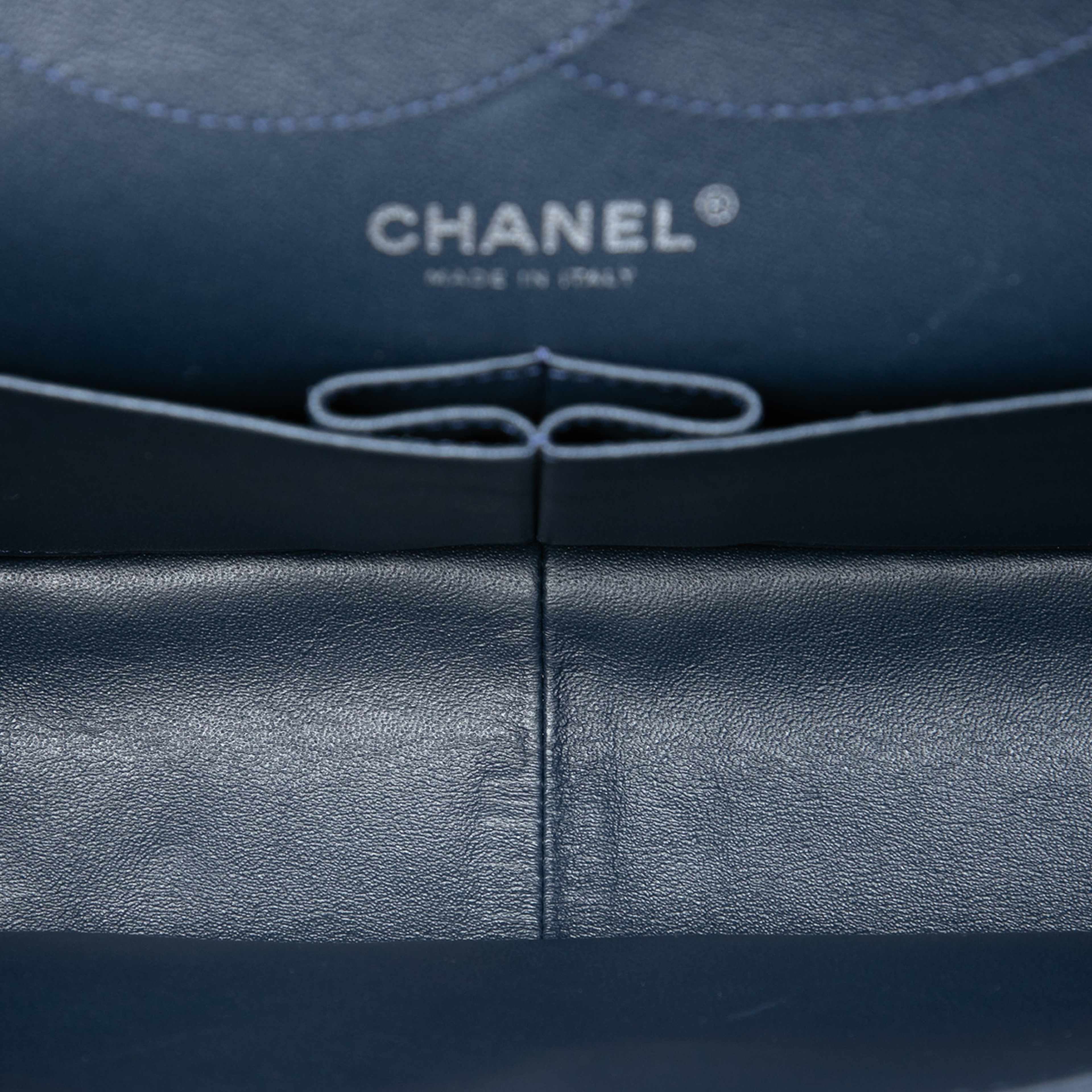 Chanel Quilted Patent Reissue 2.55 Double Flap 227, från Luxclusif, i färgen navy. Klicka för att öppna bilden i stort format