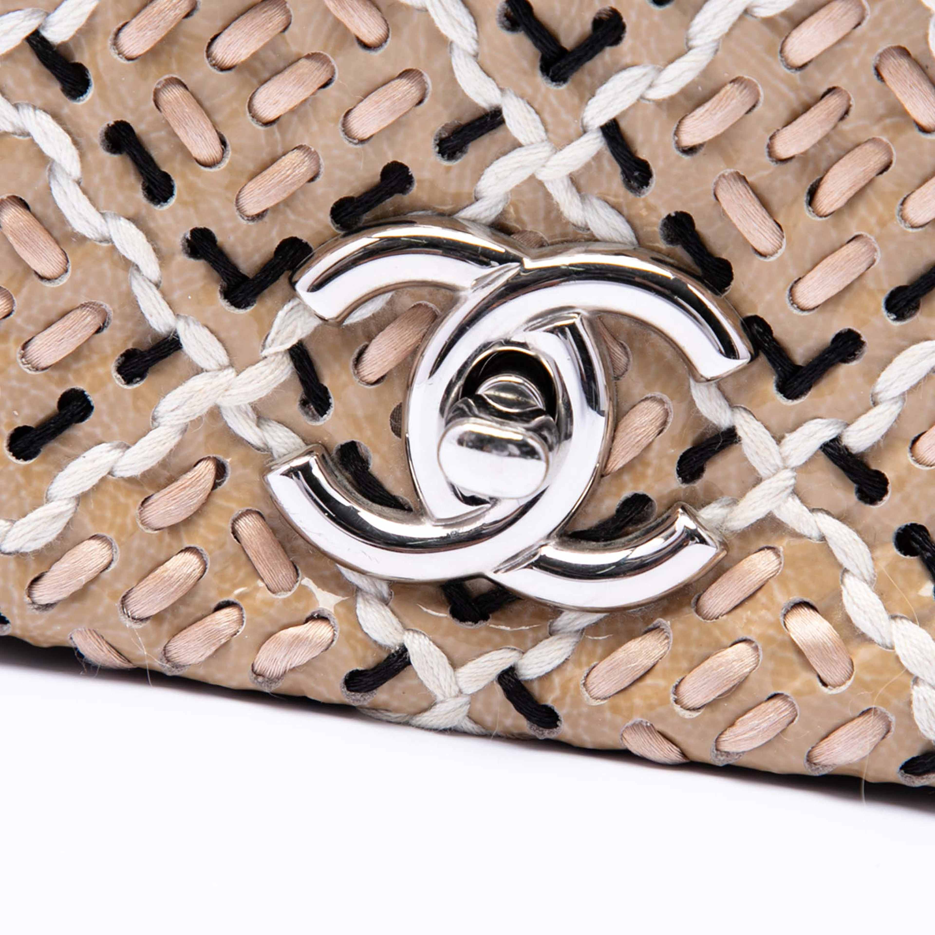 Chanel Cc Patent Woven Stitch Full Flap, från Luxclusif, i färgen light brown. Klicka för att öppna bilden i stort format