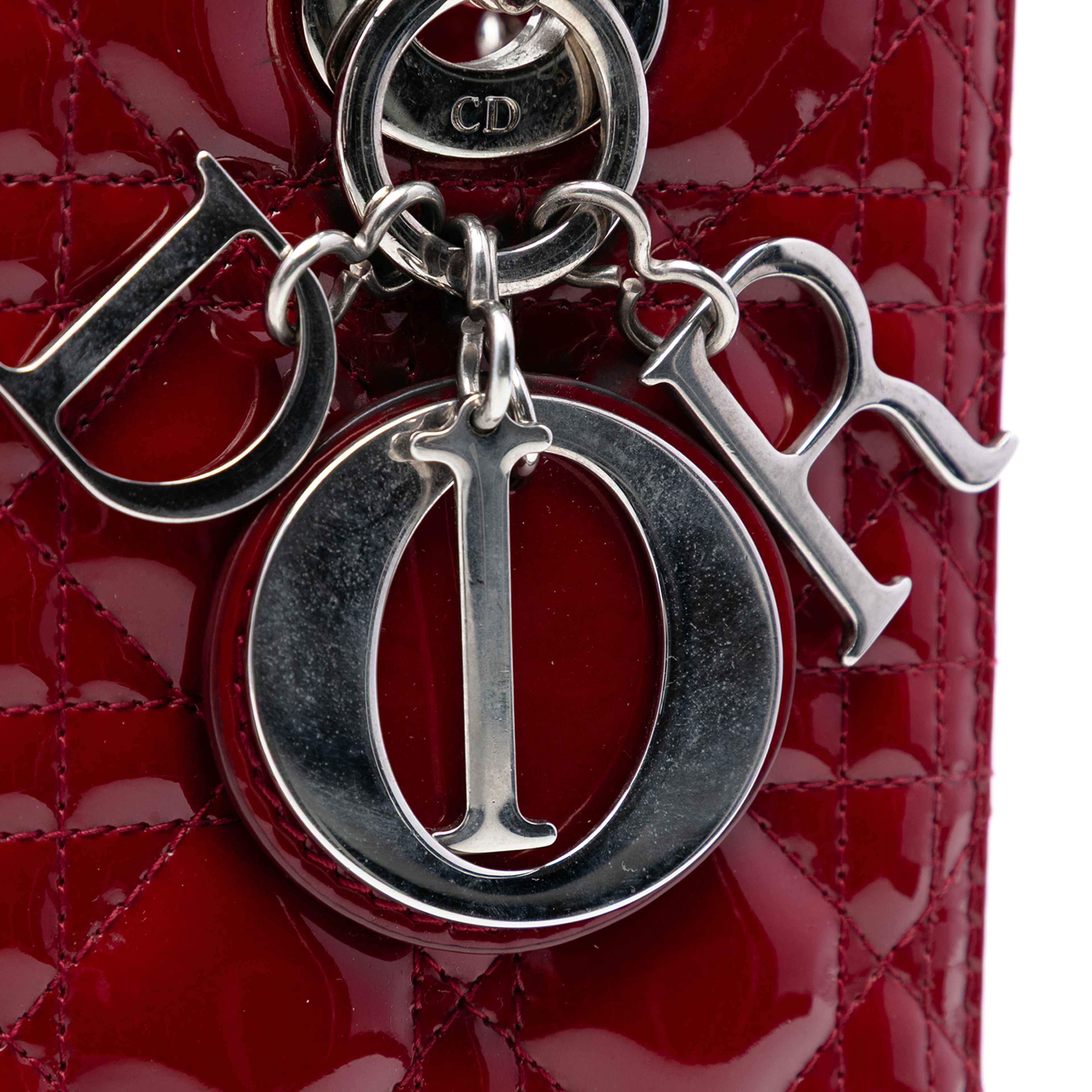Dior Medium Patent Cannage Lady Dior, från Luxclusif, i färgen röd. Klicka för att öppna bilden i stort format