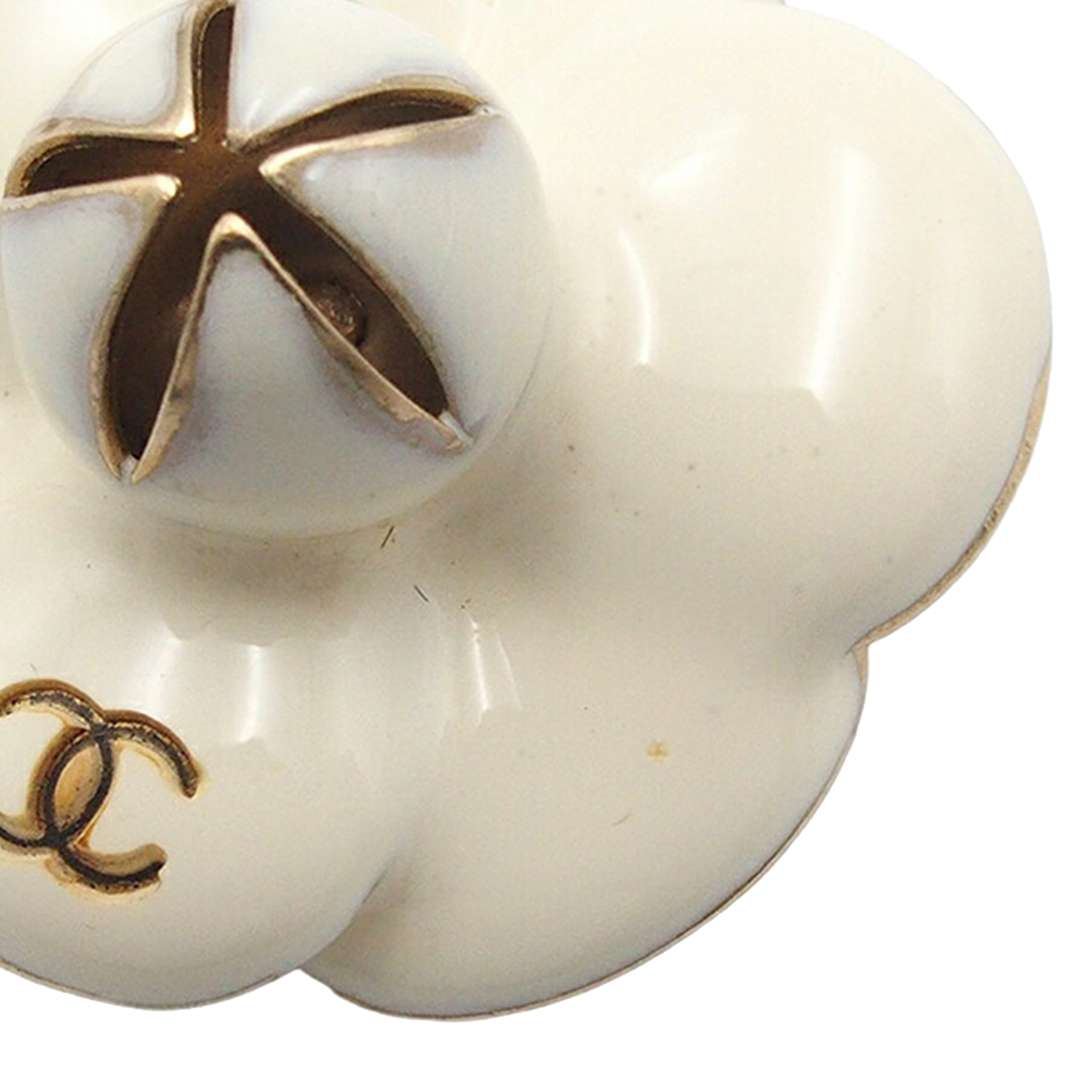 Chanel Cc Gold Plated Enamel Camellia Pendant Necklace, från Luxclusif, i färgen gold. Klicka för att öppna bilden i stort format