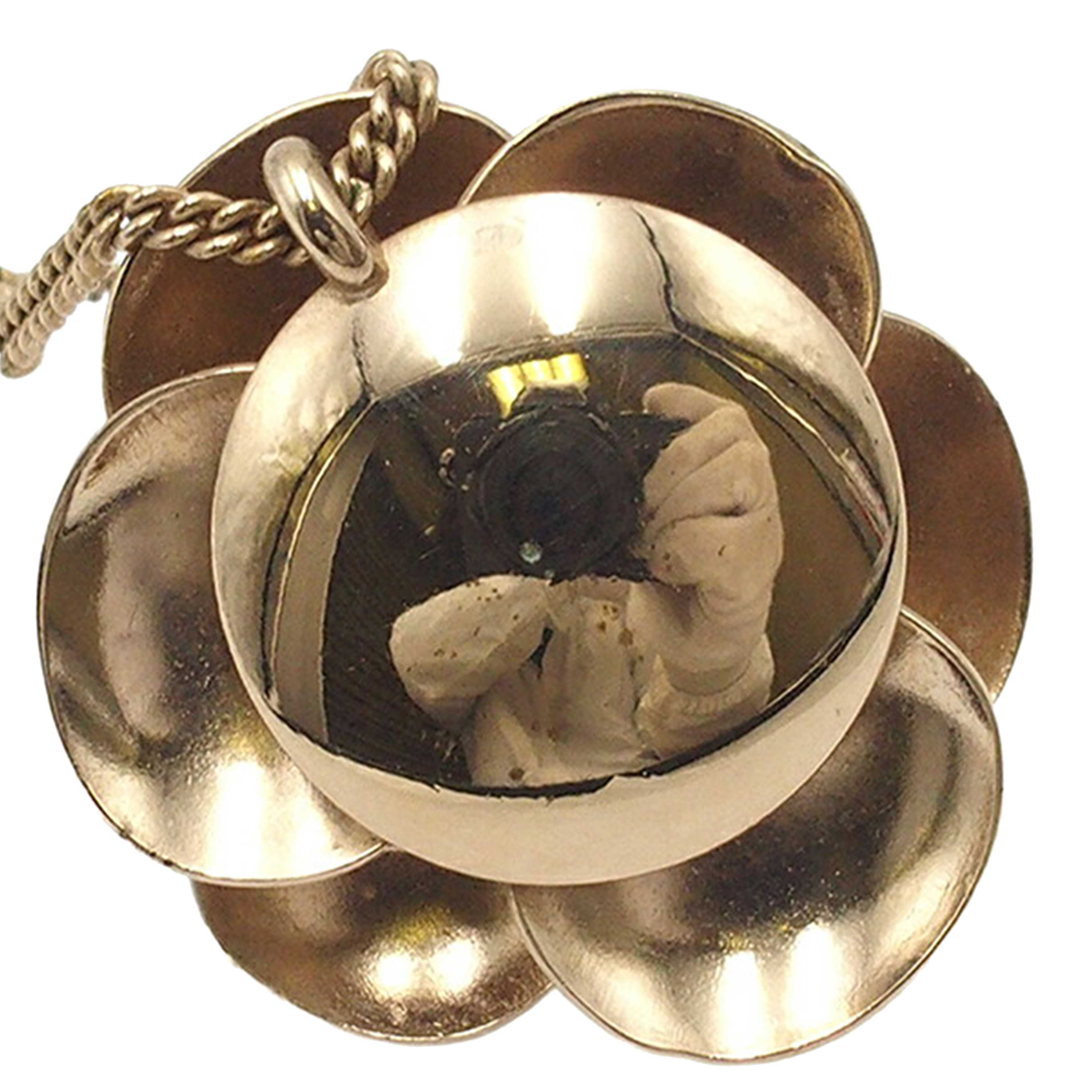 Chanel Cc Gold Plated Enamel Camellia Pendant Necklace, från Luxclusif, i färgen gold. Klicka för att öppna bilden i stort format