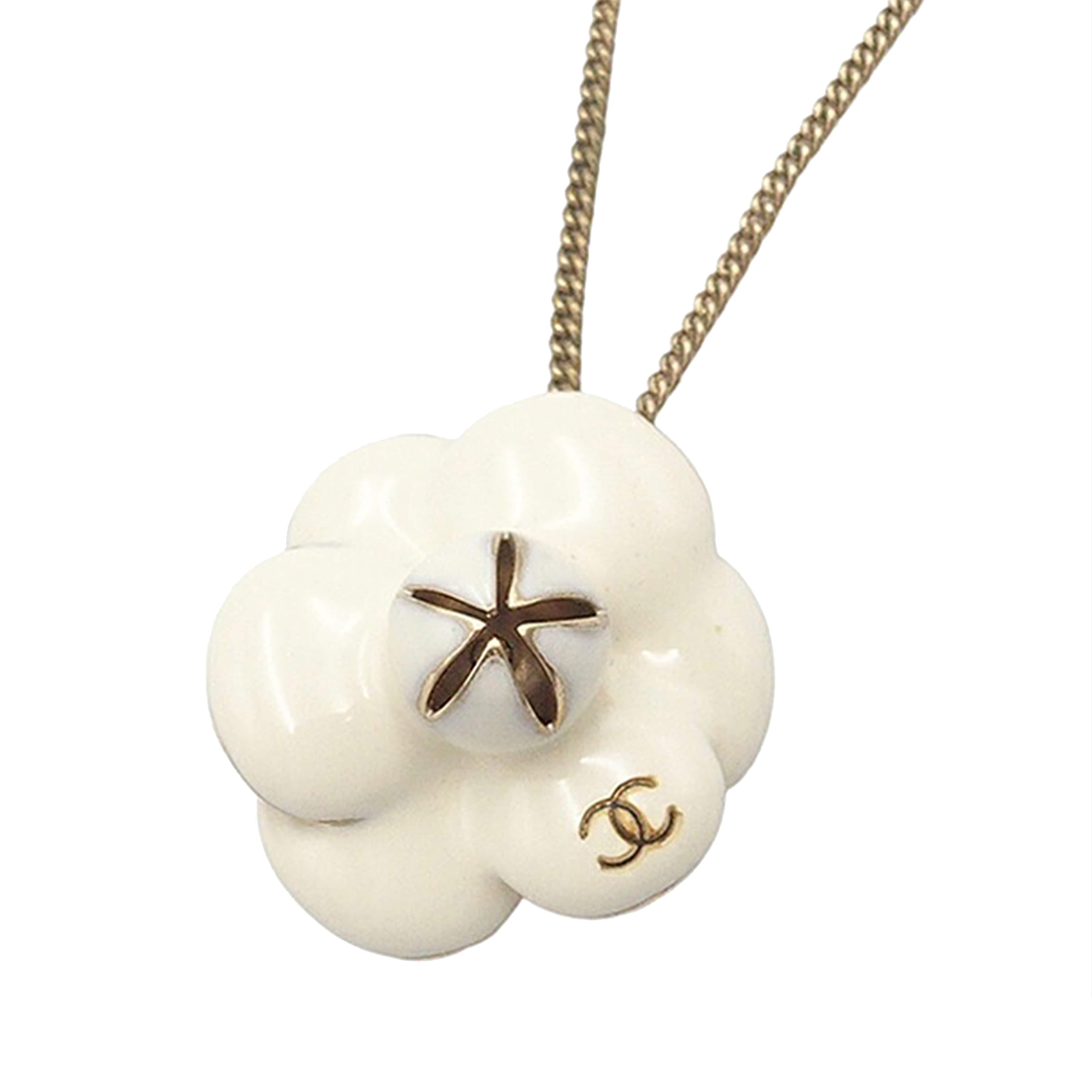 Chanel Cc Gold Plated Enamel Camellia Pendant Necklace, från Luxclusif, i färgen gold. Klicka för att öppna bilden i stort format