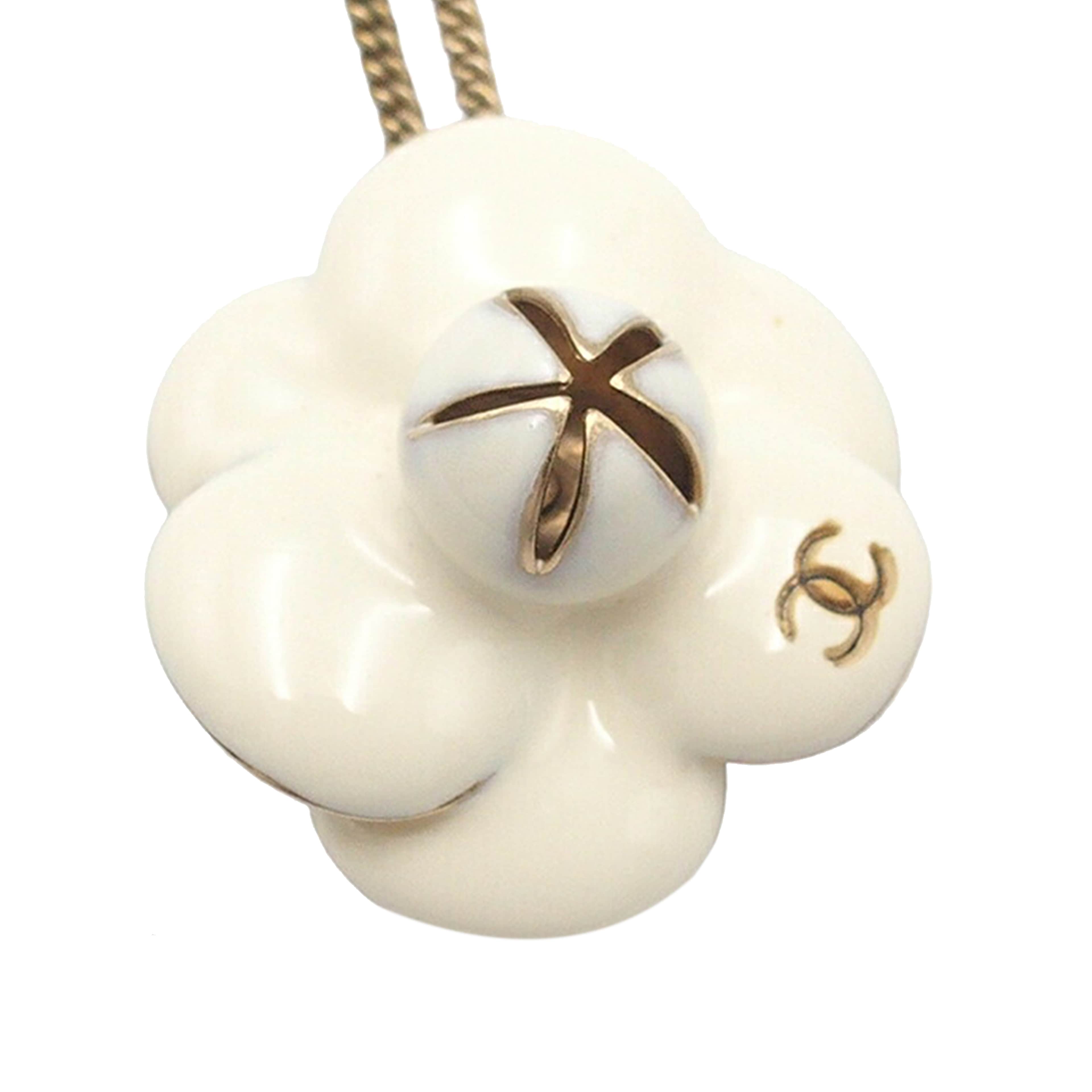 Chanel Cc Gold Plated Enamel Camellia Pendant Necklace, från Luxclusif, i färgen gold. Klicka för att öppna bilden i stort format