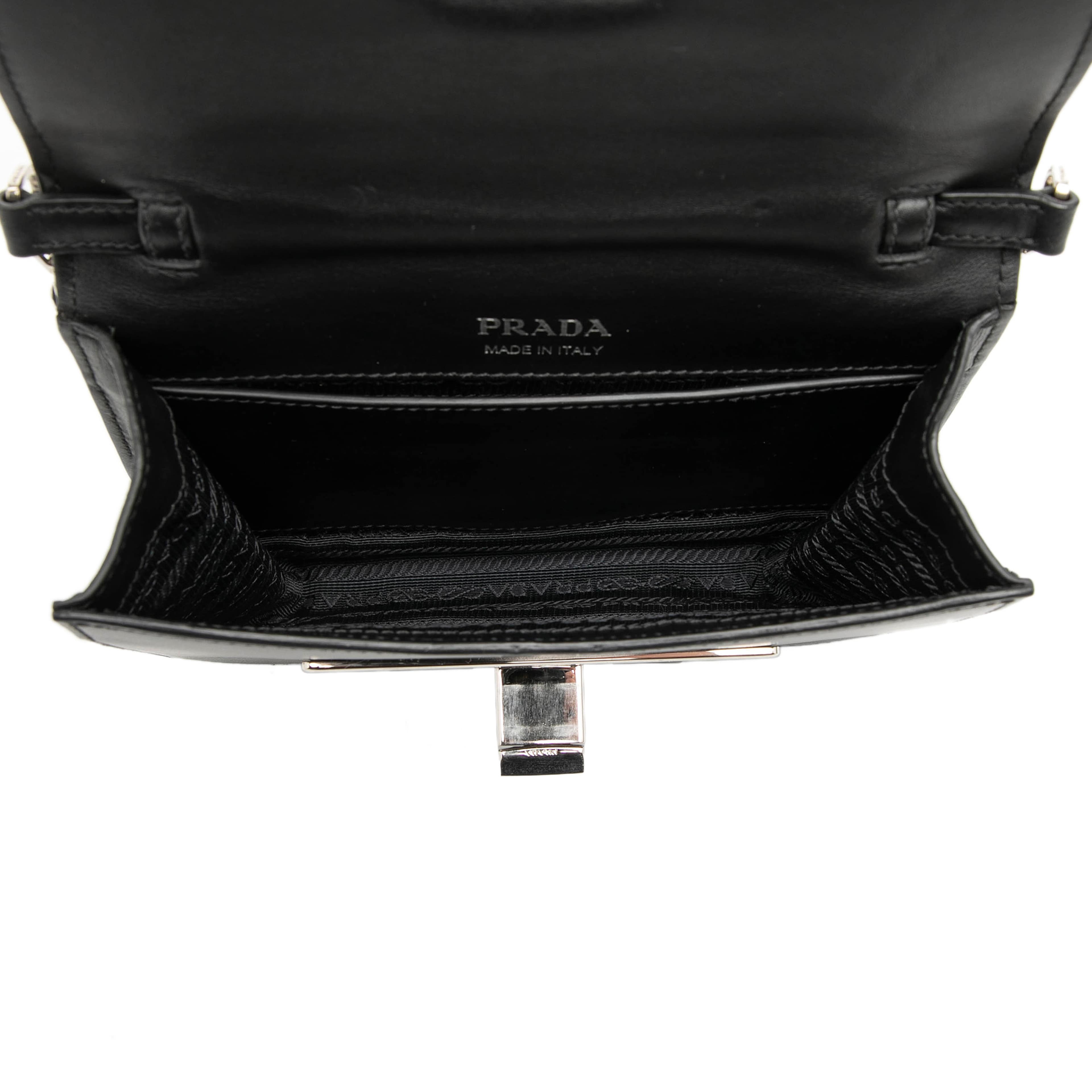 Prada City Calf Crystal Embellished Ribbon Bag, från Luxclusif, i färgen black. Klicka för att öppna bilden i stort format