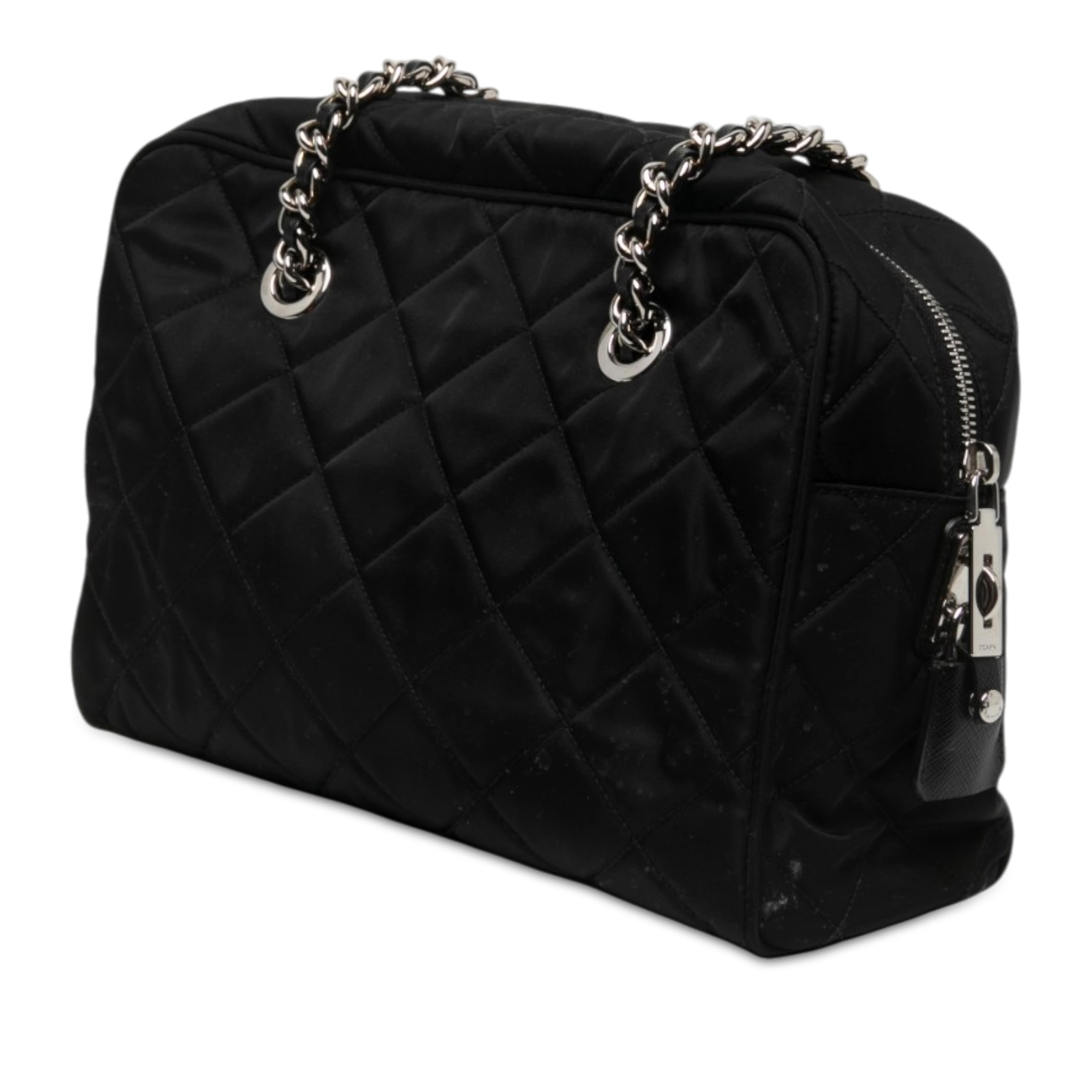 Prada Impuntu Tessuto Chain Shoulder Bag, från Luxclusif, i färgen svart. Klicka för att öppna bilden i stort format