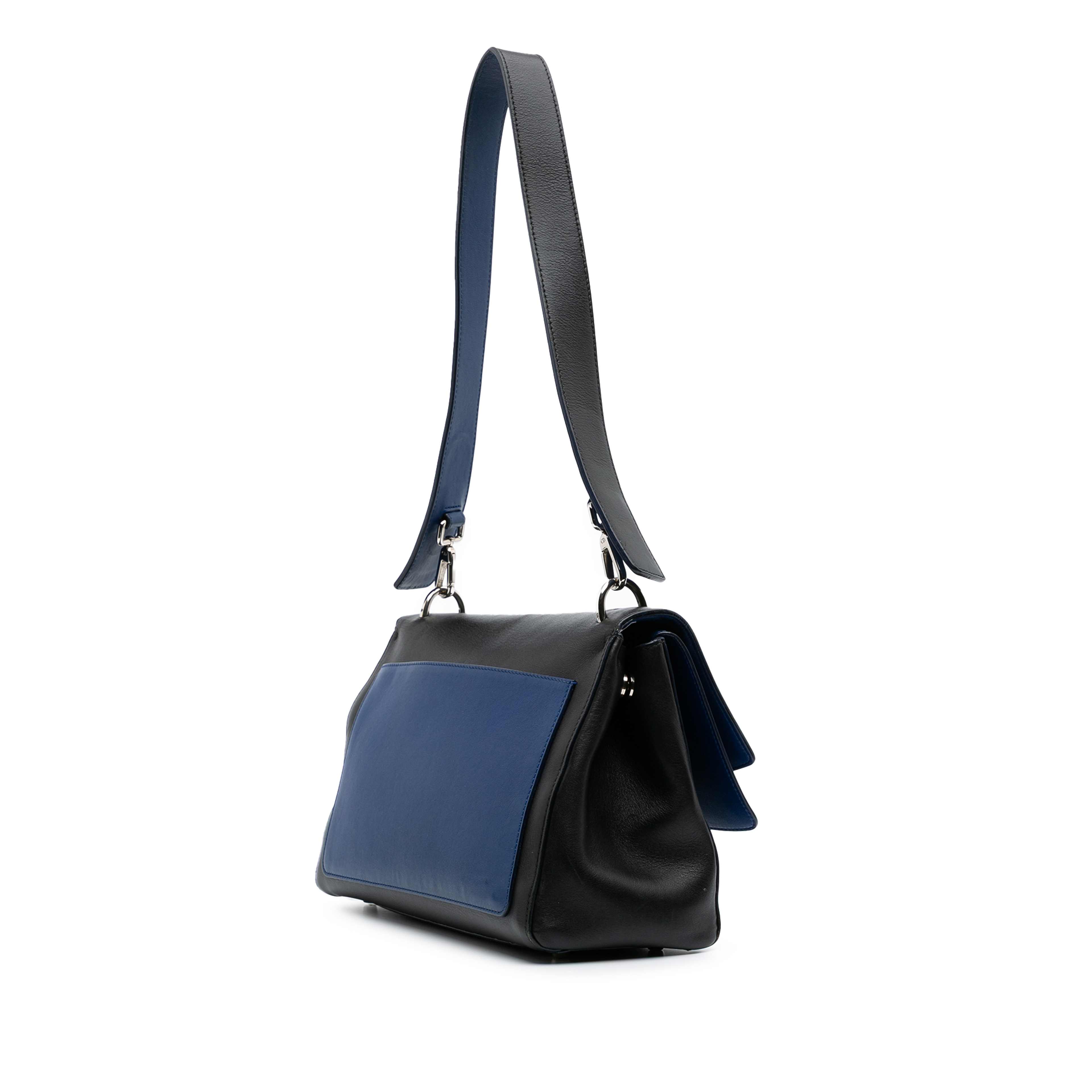 Dior Medium Calfskin Be Dior Double Flap, från Luxclusif, i färgen black.
