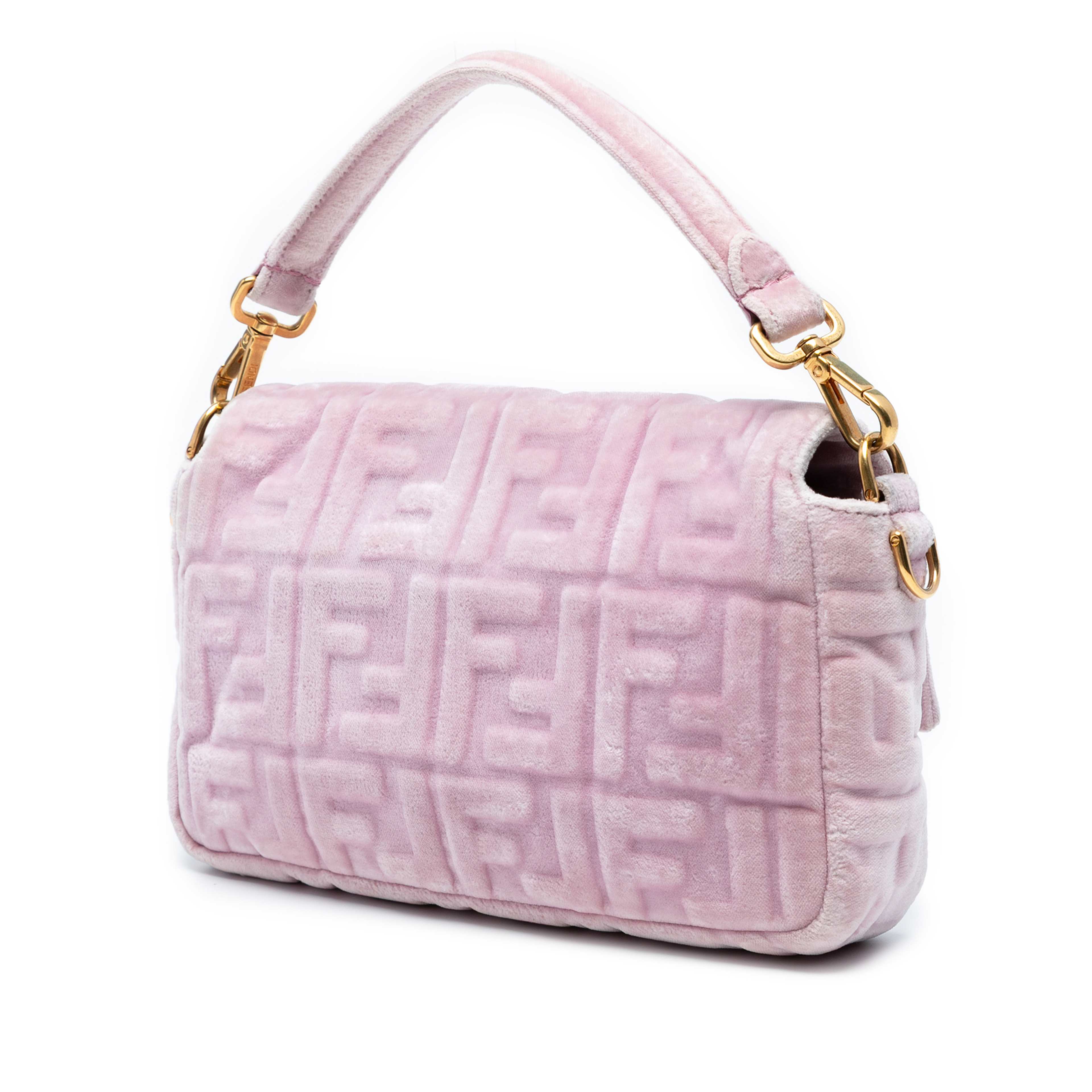 Fendi Zucca Embossed Velvet Baguette Satchel, från Luxclusif, i färgen pink. Klicka för att öppna bilden i stort format