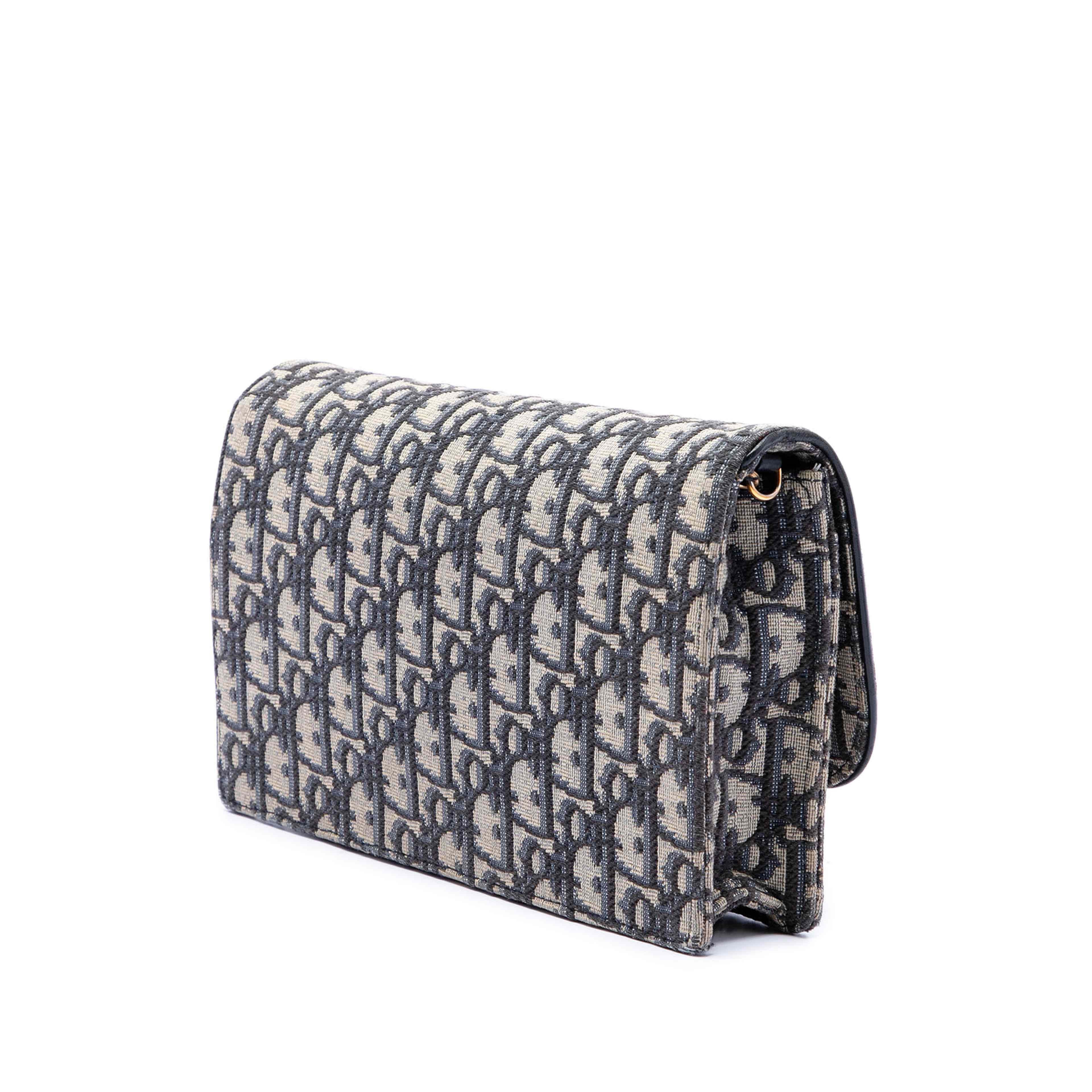 Dior Oblique Canvas Saddle Pouch Wallet On Chain, från Luxclusif, i färgen blå. Klicka för att öppna bilden i stort format