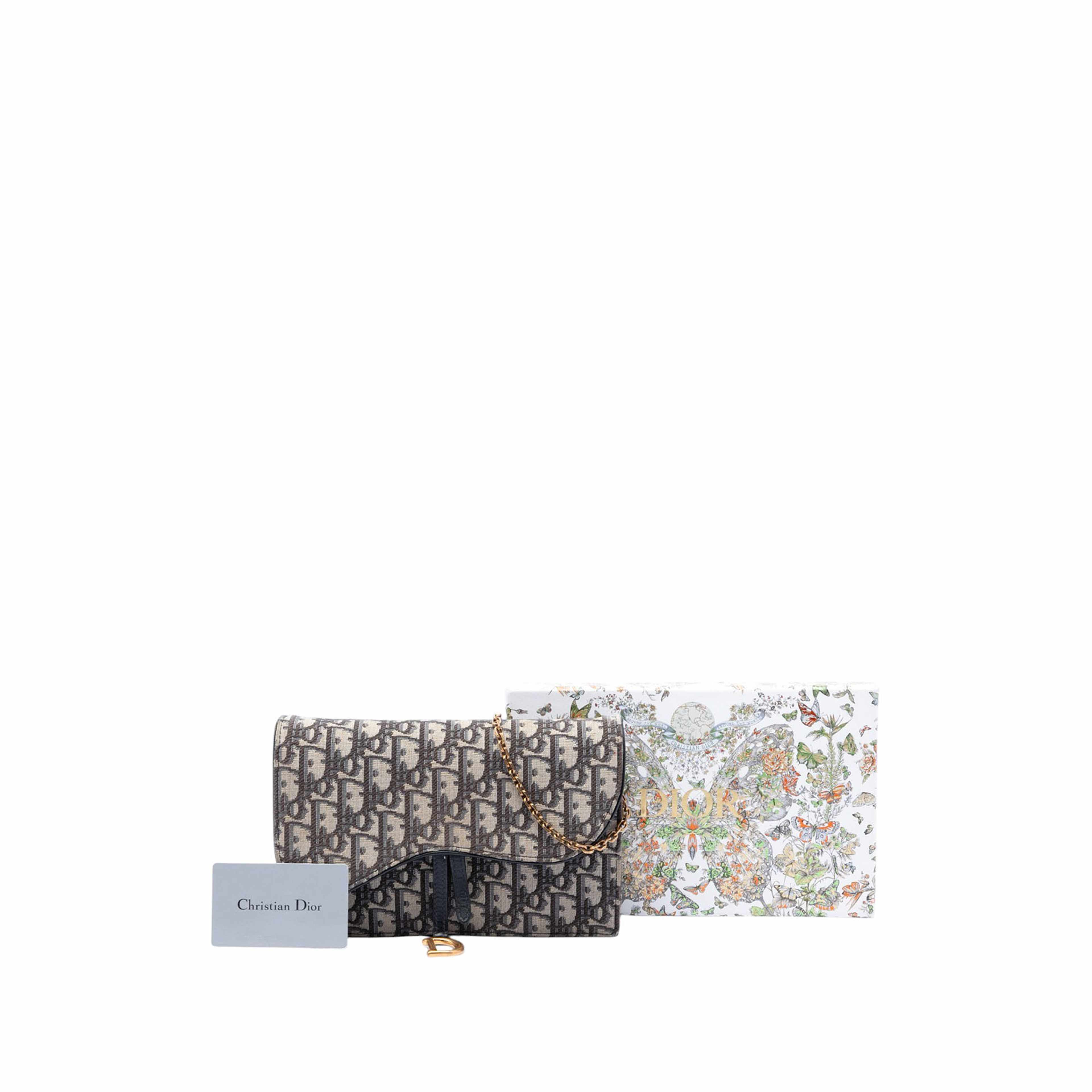 Dior Oblique Canvas Saddle Pouch Wallet On Chain, från Luxclusif, i färgen blå. Klicka för att öppna bilden i stort format