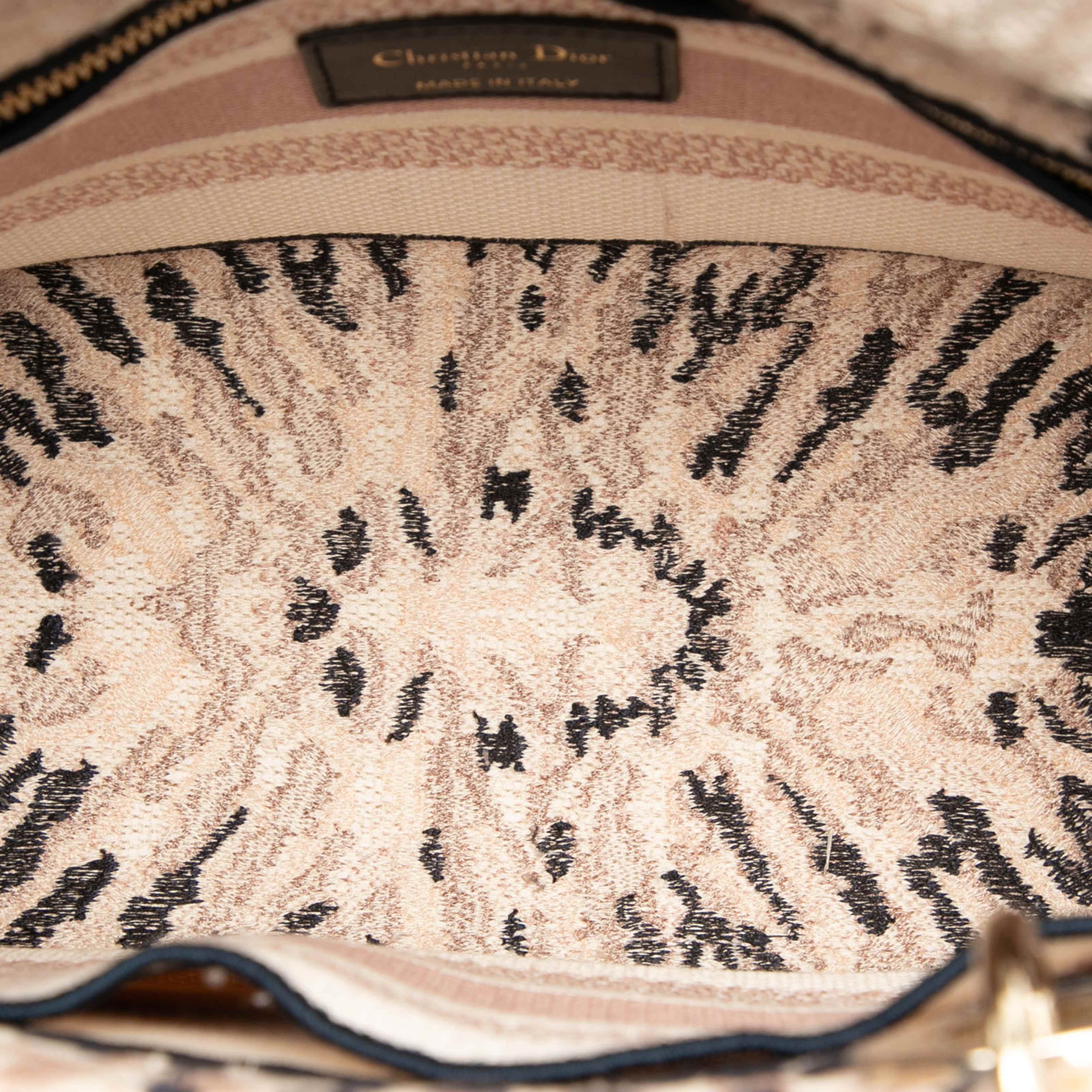 Dior Medium Embroidered Canvas Tie Dye Lady D Lite, från Luxclusif, i färgen light pink. Klicka för att öppna bilden i stort format