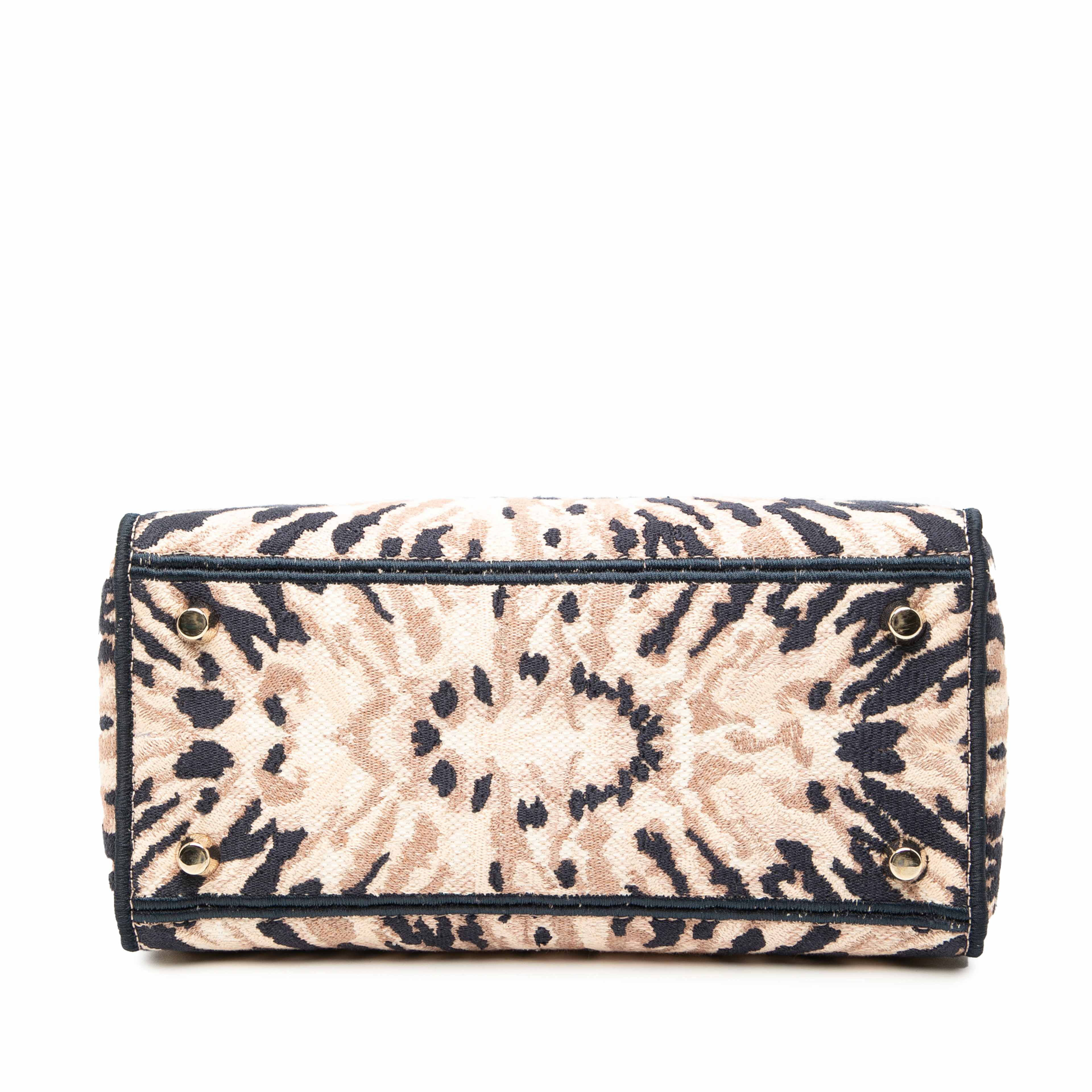 Dior Medium Embroidered Canvas Tie Dye Lady D Lite, från Luxclusif, i färgen light pink. Klicka för att öppna bilden i stort format