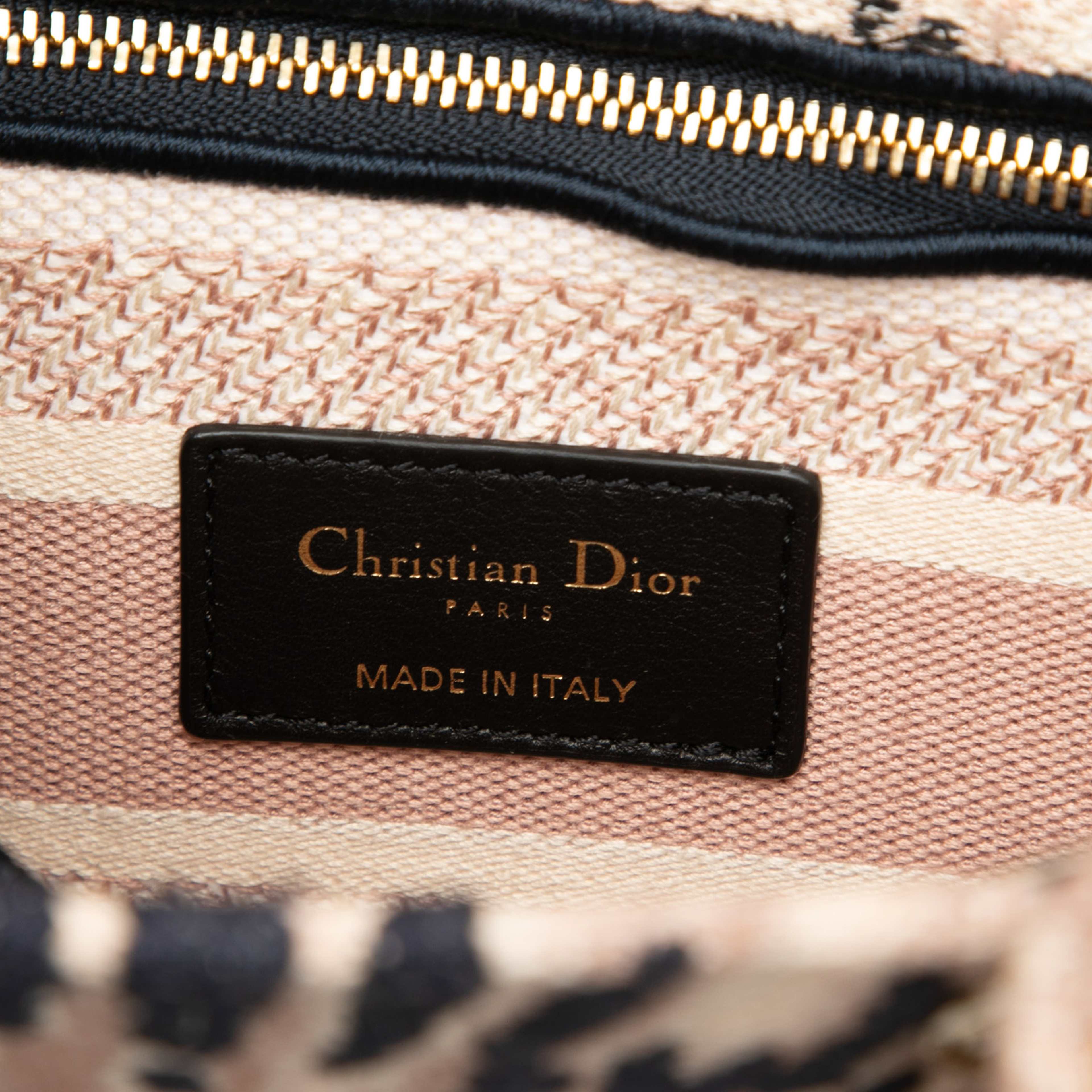 Dior Medium Embroidered Canvas Tie Dye Lady D Lite, från Luxclusif, i färgen light pink. Klicka för att öppna bilden i stort format