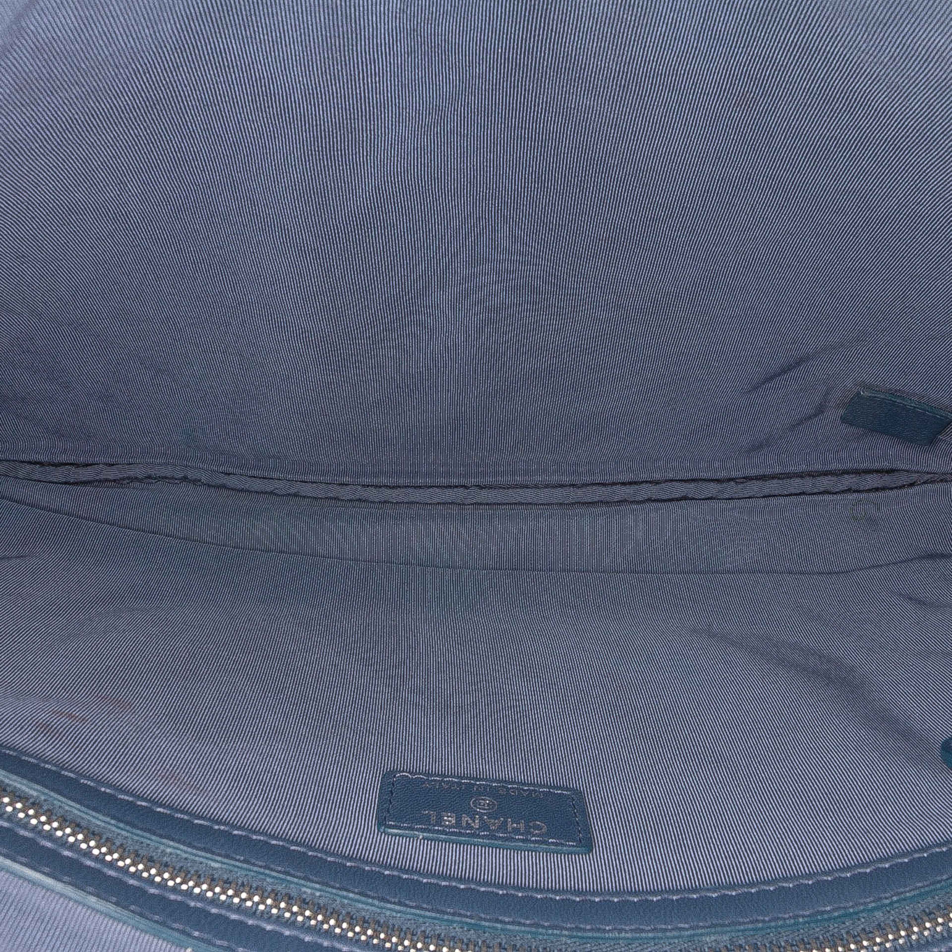 Chanel Large Quilted Lambskin O Case Clutch, från Luxclusif, i färgen dark blue. Klicka för att öppna bilden i stort format