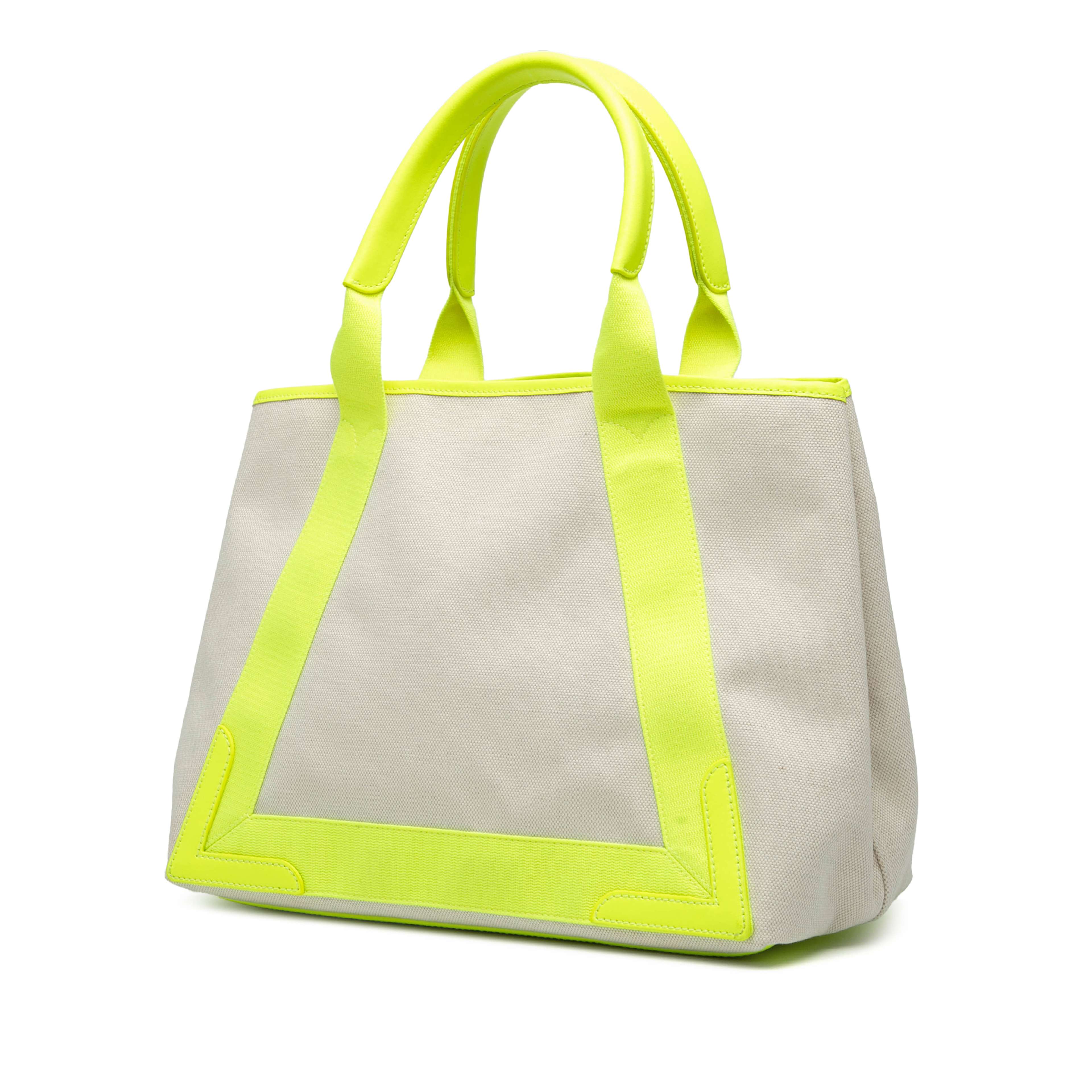 Balenciaga Canvas Navy Cabas M Tote, från Luxclusif, i färgen beige. Klicka för att öppna bilden i stort format