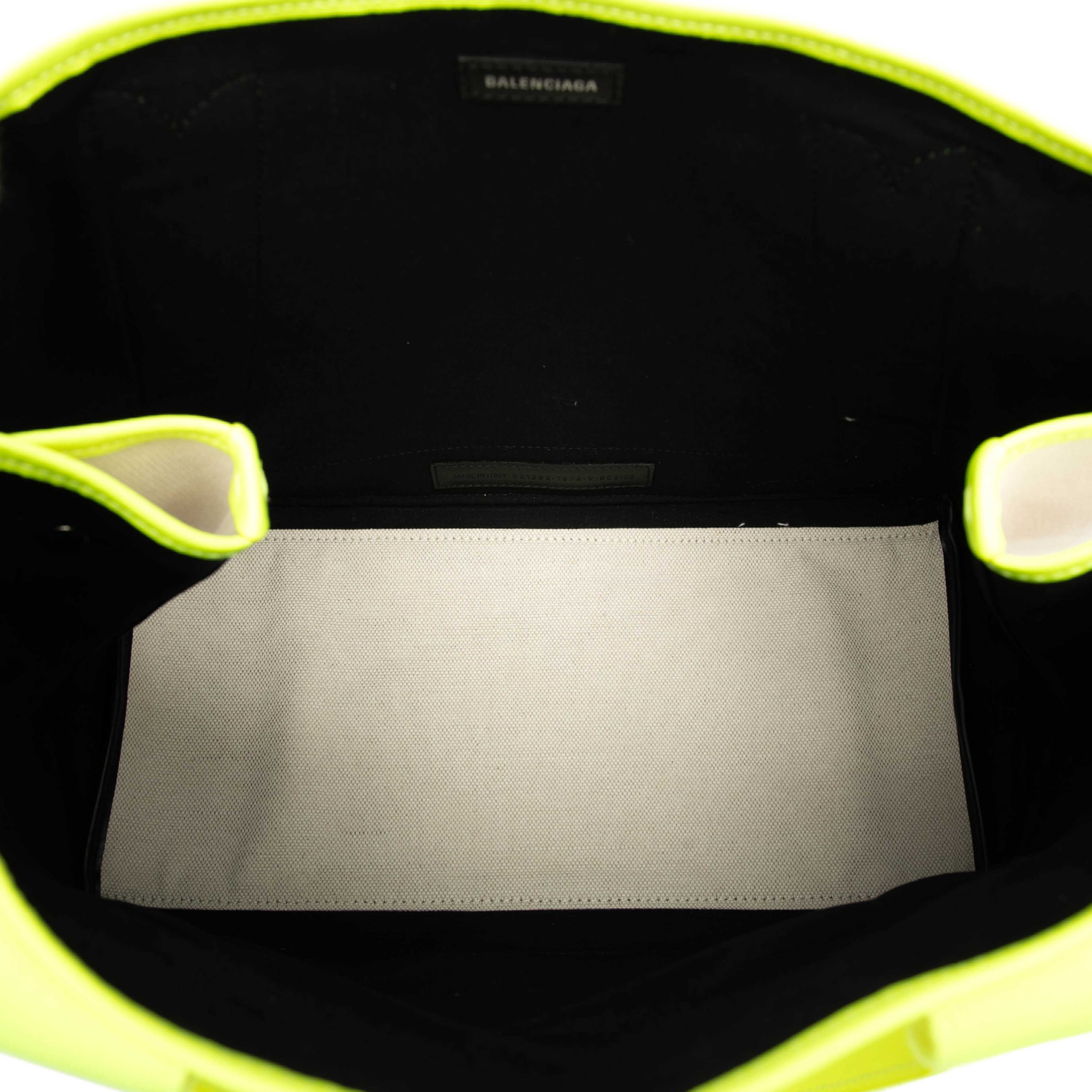 Balenciaga Canvas Navy Cabas M Tote, från Luxclusif, i färgen beige. Klicka för att öppna bilden i stort format