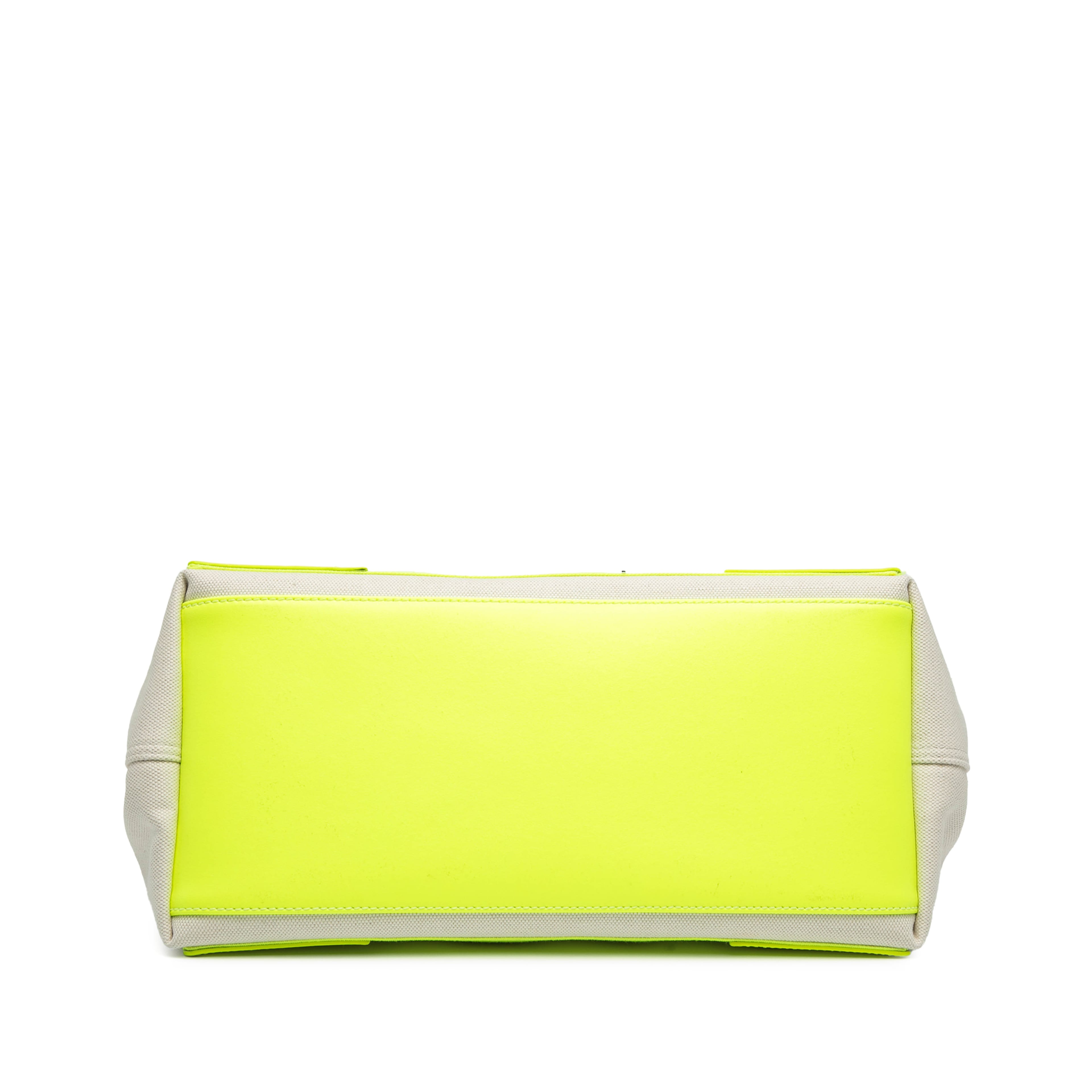 Balenciaga Canvas Navy Cabas M Tote, från Luxclusif, i färgen beige. Klicka för att öppna bilden i stort format