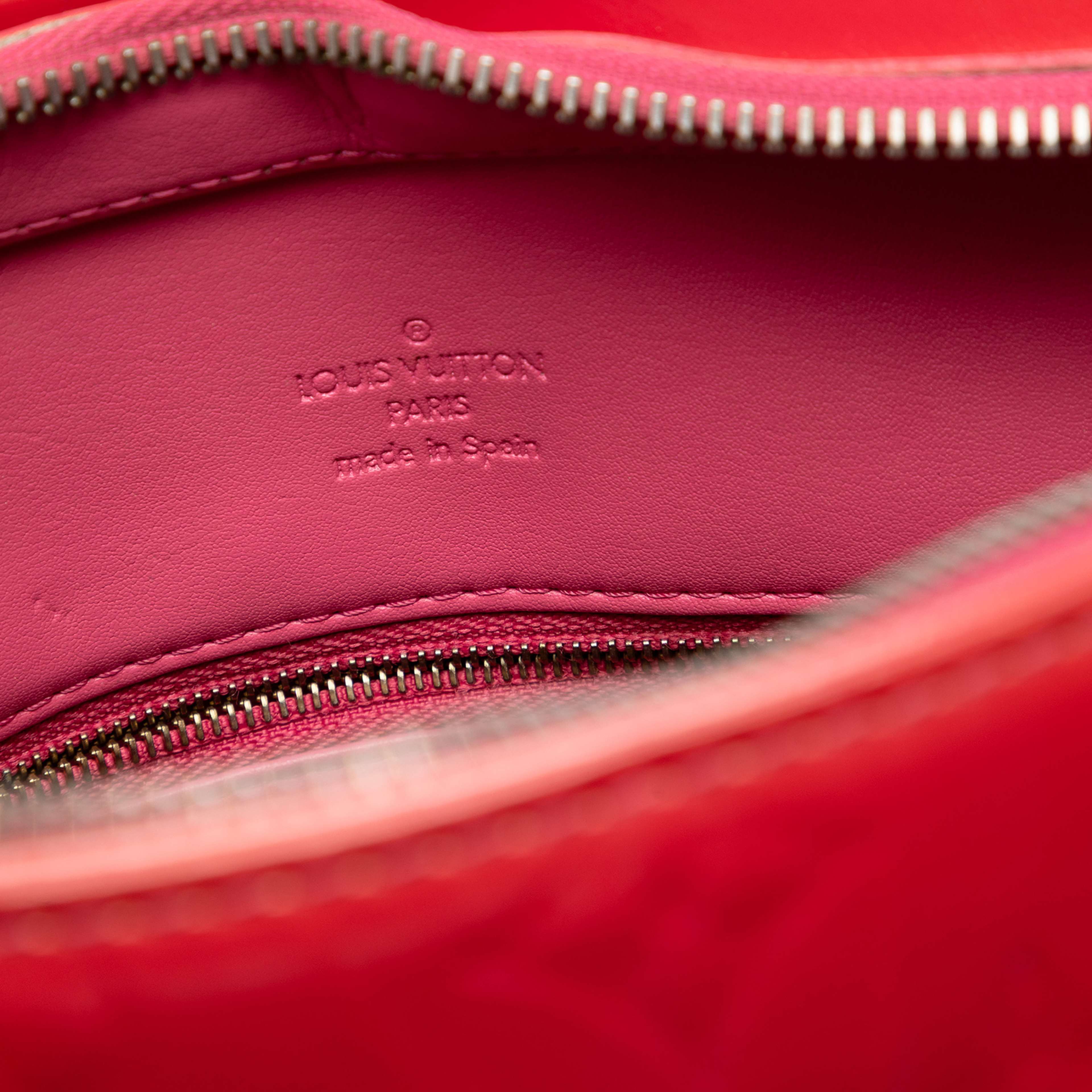 Louis Vuitton Monogram Vernis Houston, från Luxclusif, i färgen pink. Klicka för att öppna bilden i stort format