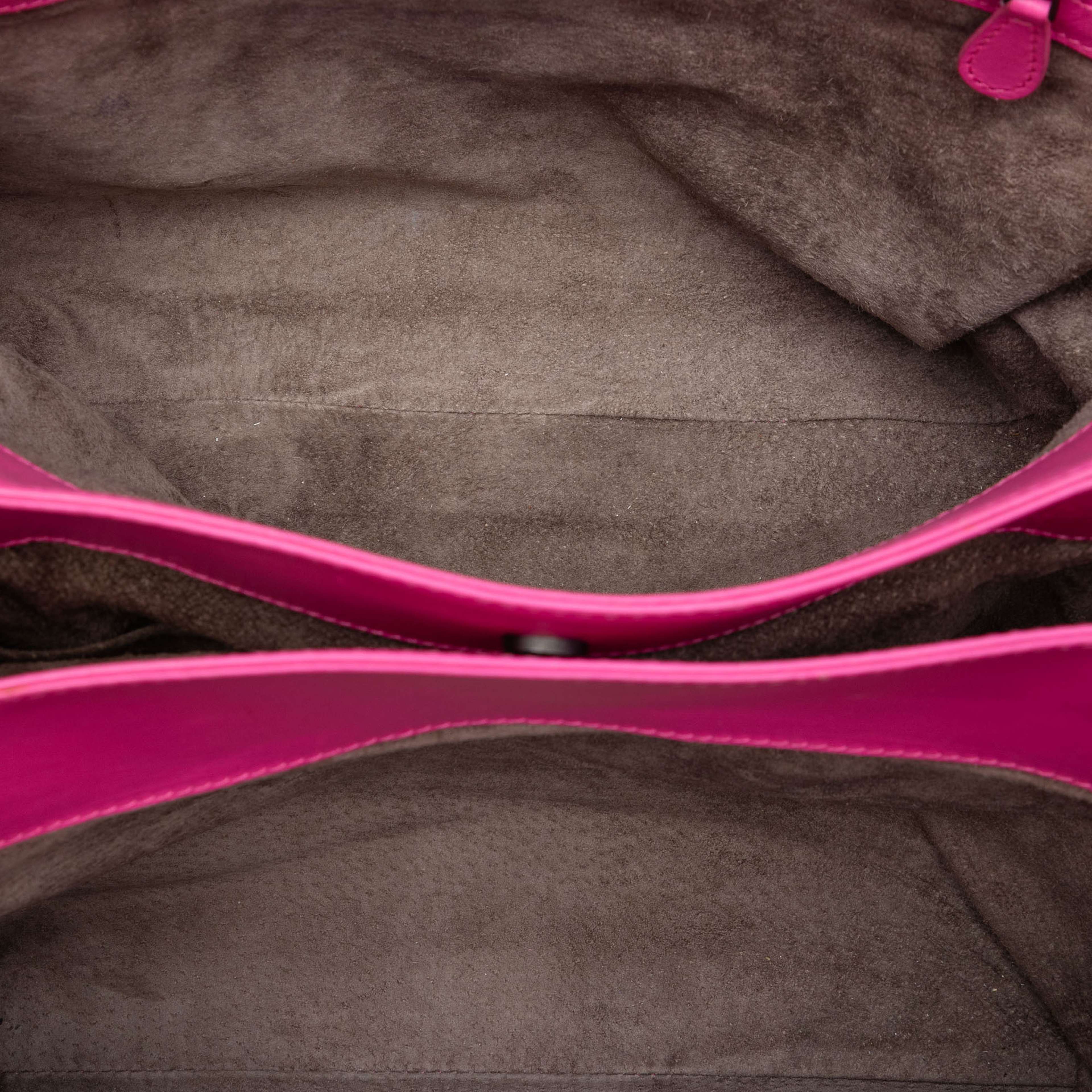 Bottega Veneta Medium Nappa Intrecciato Roma Tote, från Luxclusif, i färgen rosa. Klicka för att öppna bilden i stort format