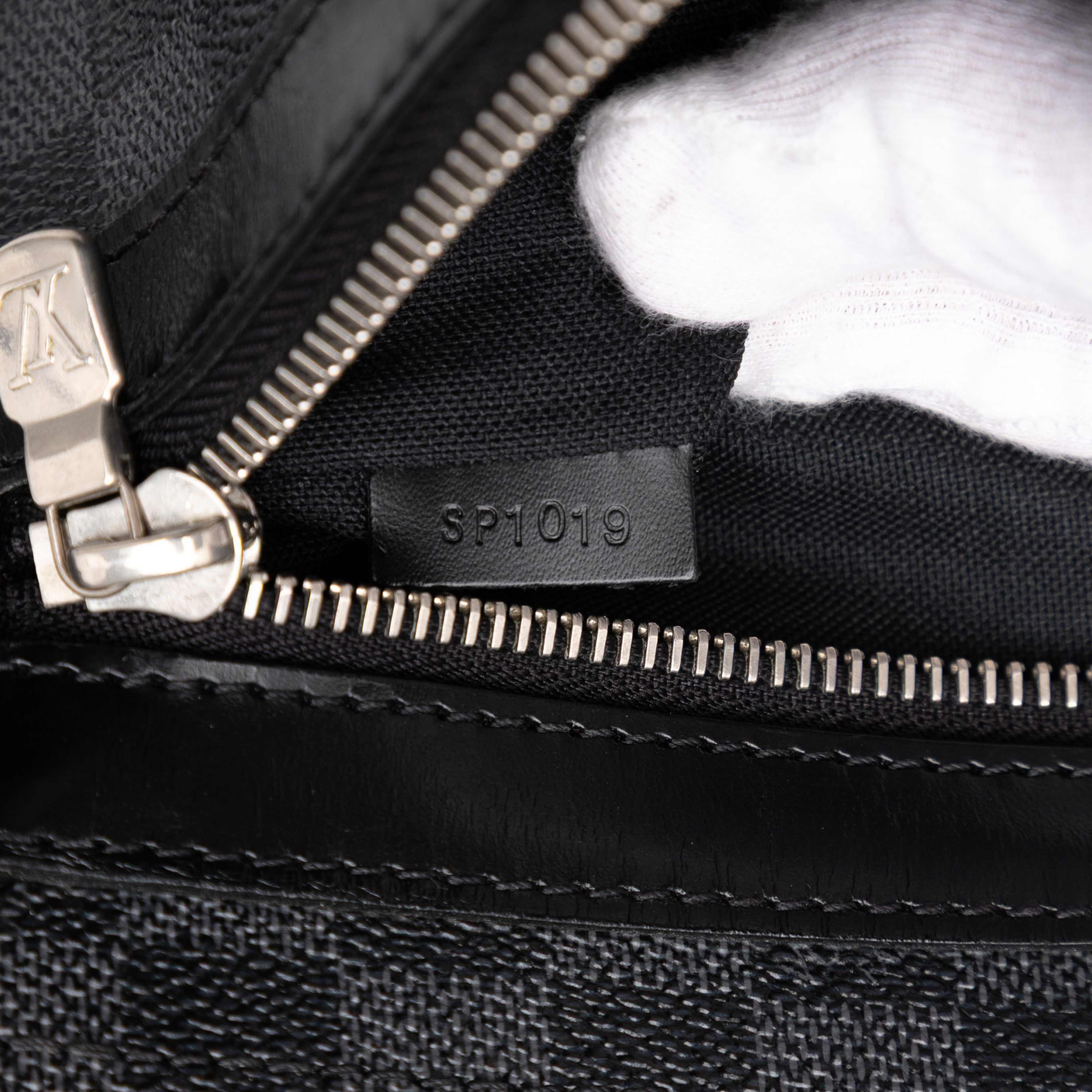 Louis Vuitton Damier Graphite Daniel Mm, från Luxclusif, i färgen svart. Klicka för att öppna bilden i stort format