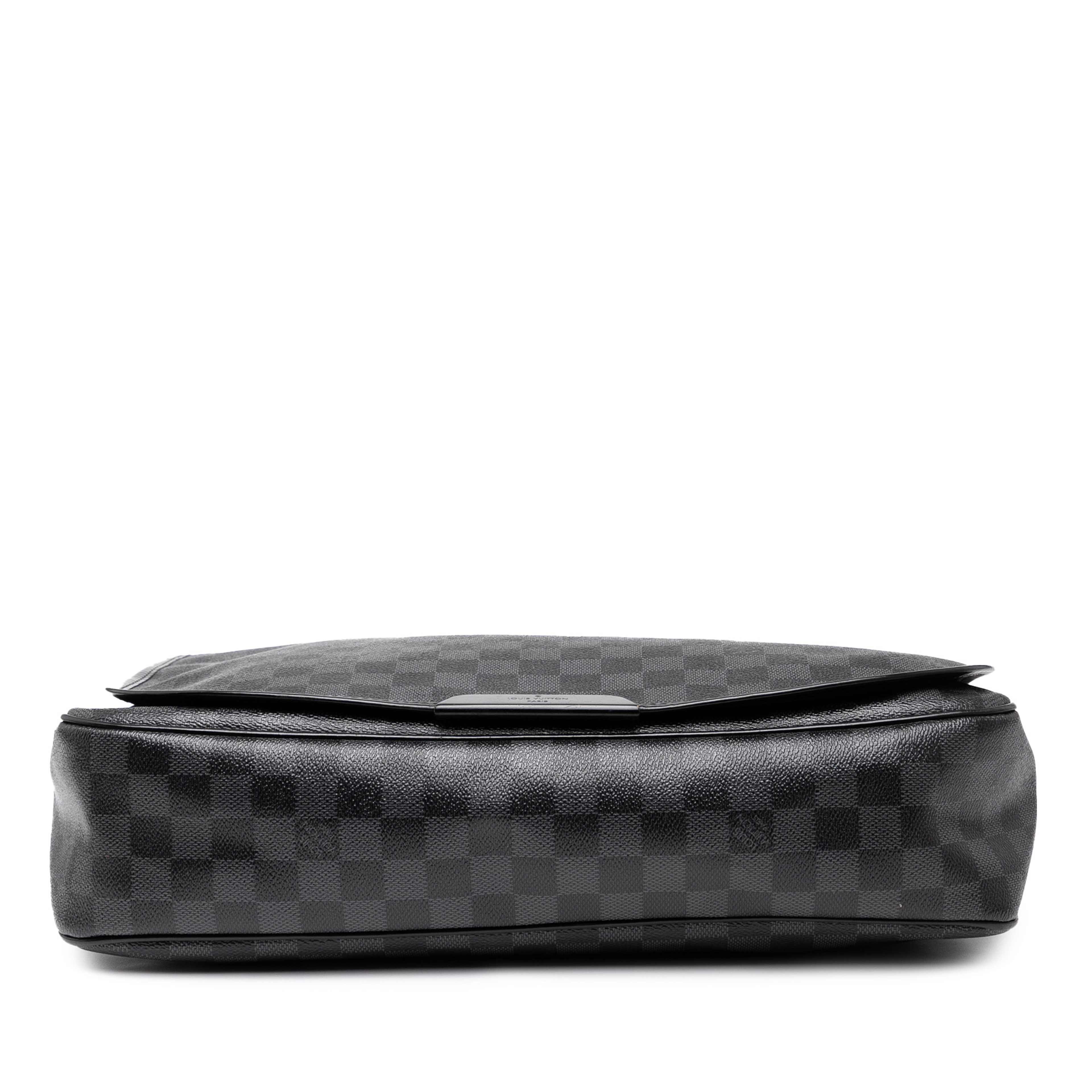 Louis Vuitton Damier Graphite Daniel Mm, från Luxclusif, i färgen svart. Klicka för att öppna bilden i stort format