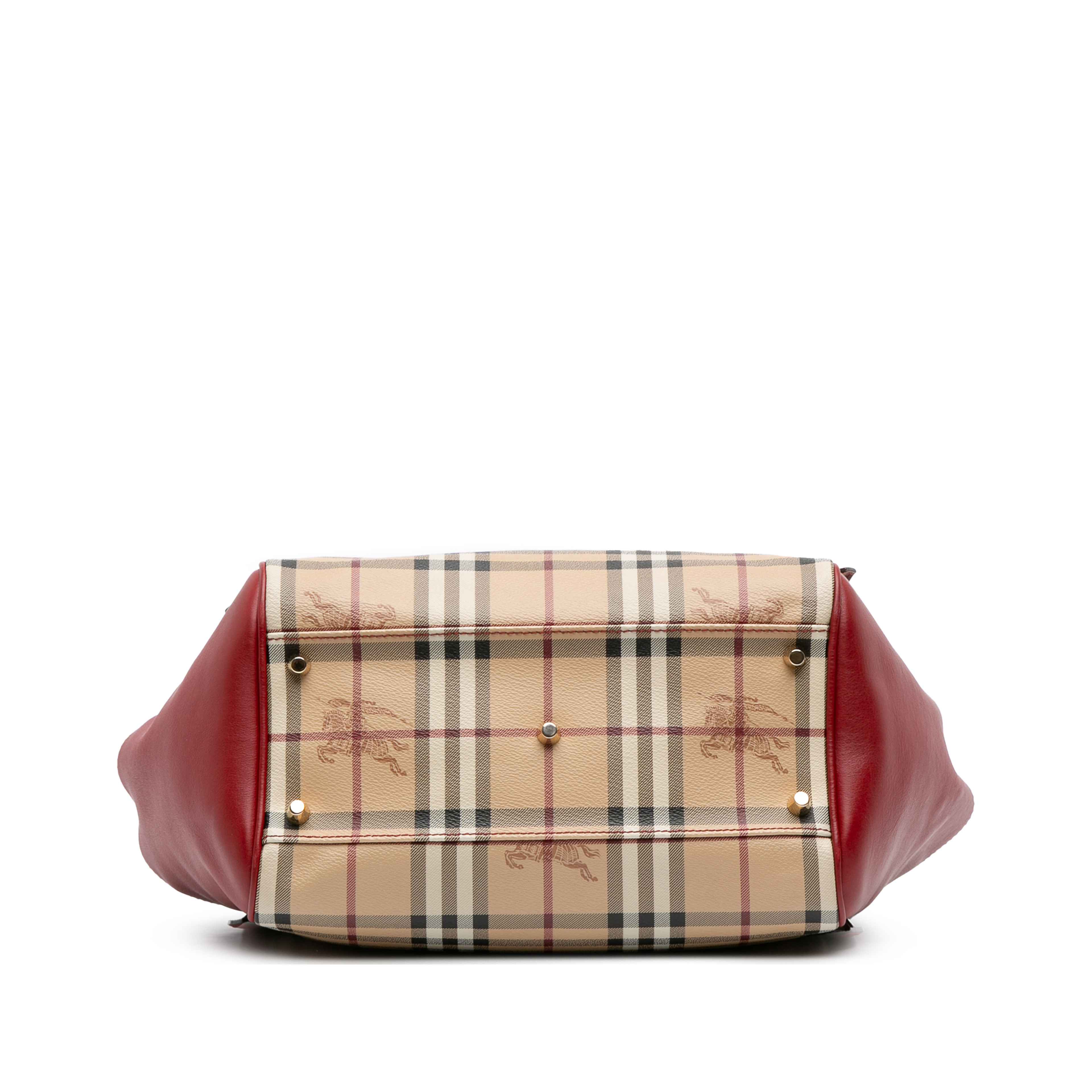 Burberry Small Haymarket Check Coated Canvas Canterbury Tote, från Luxclusif, i färgen beige. Klicka för att öppna bilden i stort format
