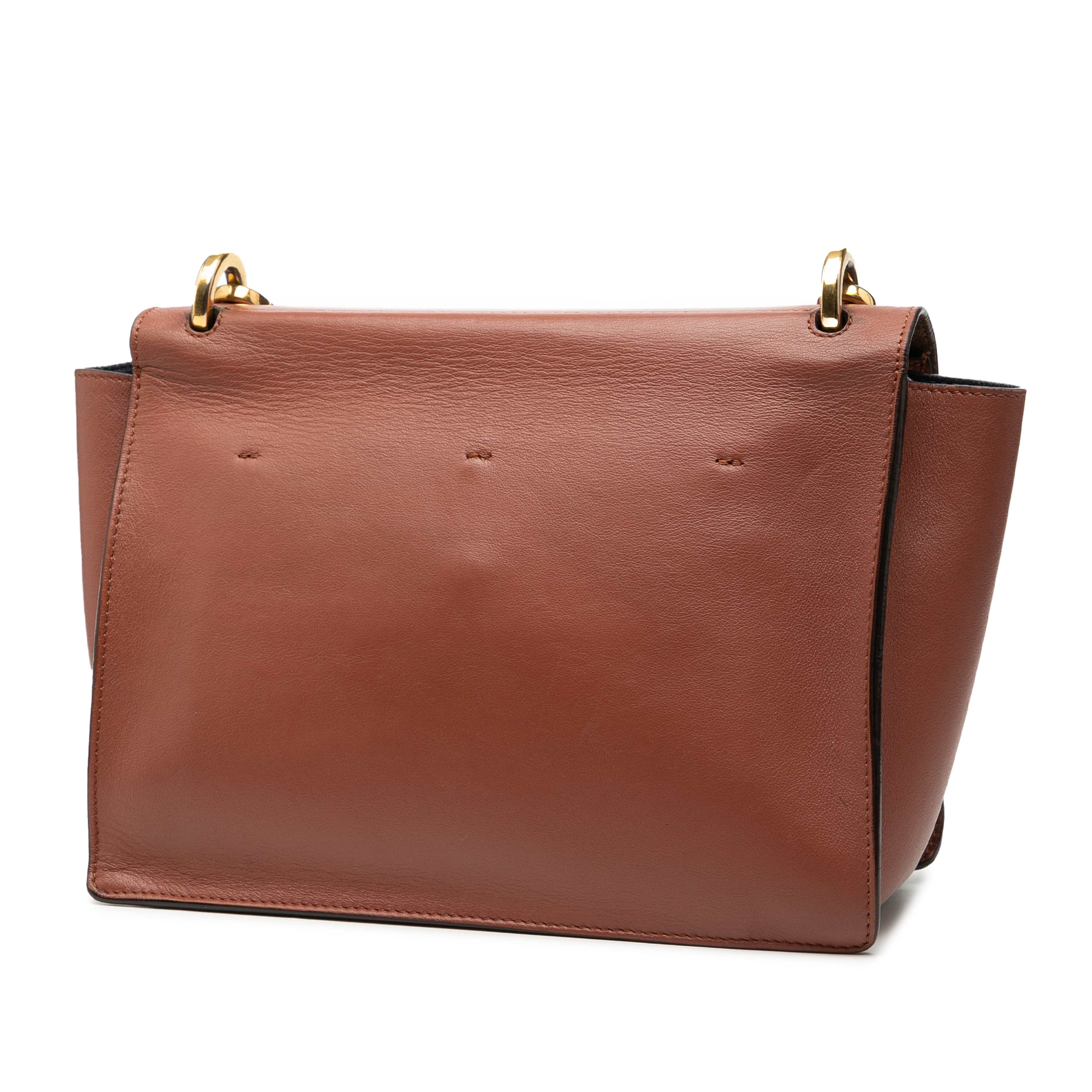 Fendi Calfskin Kan U Satchel, från Luxclusif, i färgen brown. Klicka för att öppna bilden i stort format