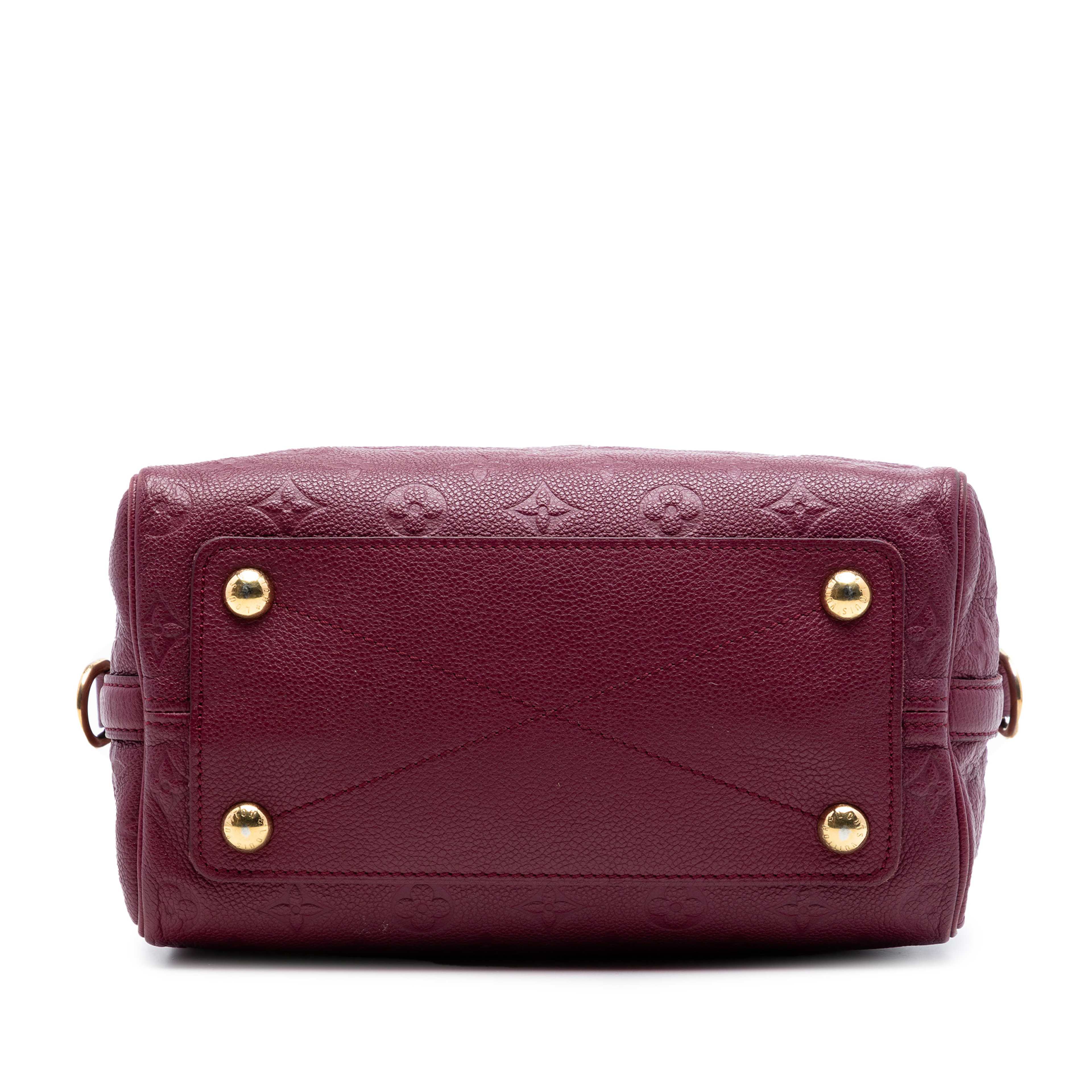 Louis Vuitton Monogram Empreinte Speedy Bandouliere 25, från Luxclusif, i färgen röd. Klicka för att öppna bilden i stort format
