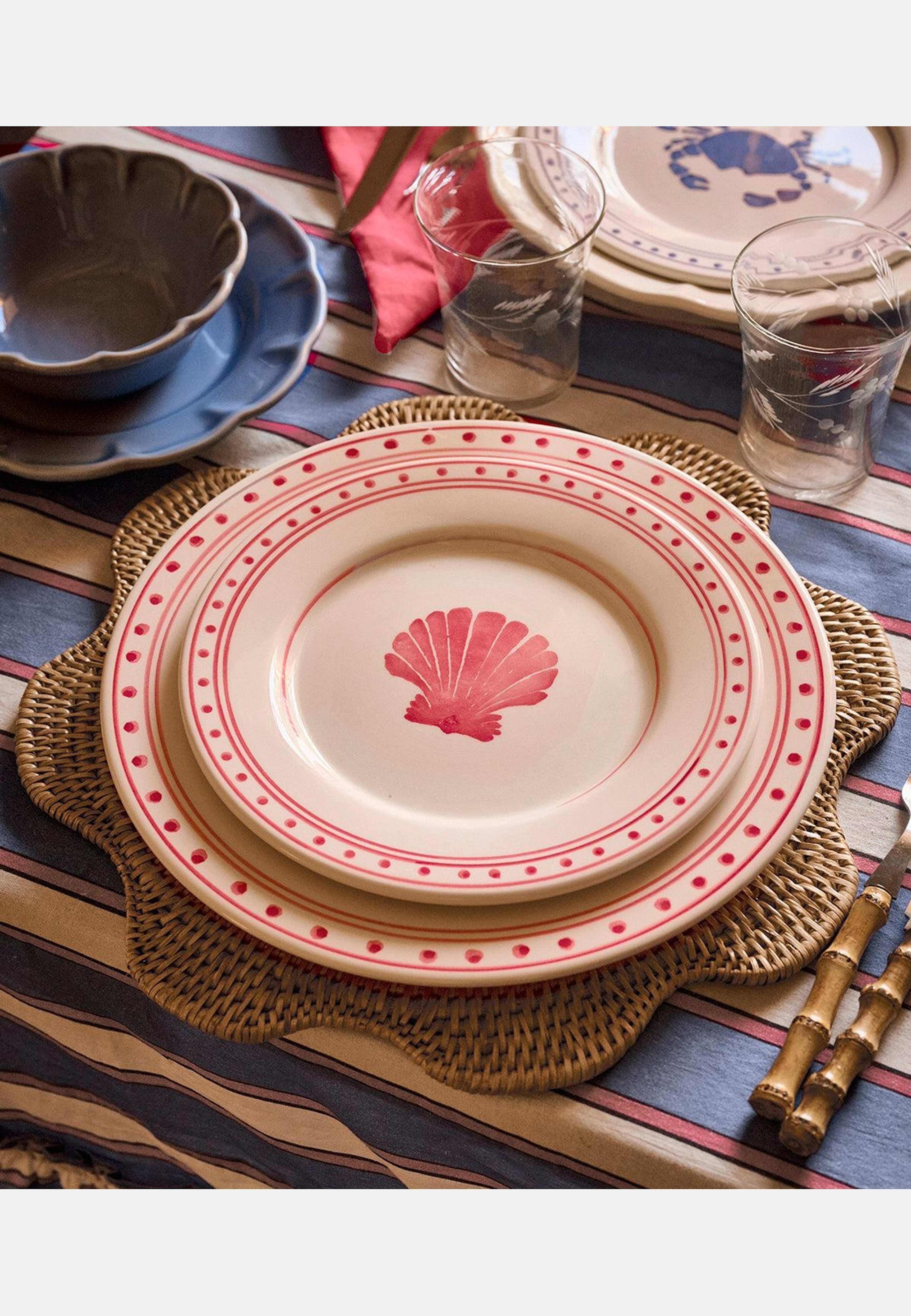 Shell Tallrik - 28 Cm, från Pick A Poppy, i färgen dark pink. Klicka för att öppna bilden i stort format