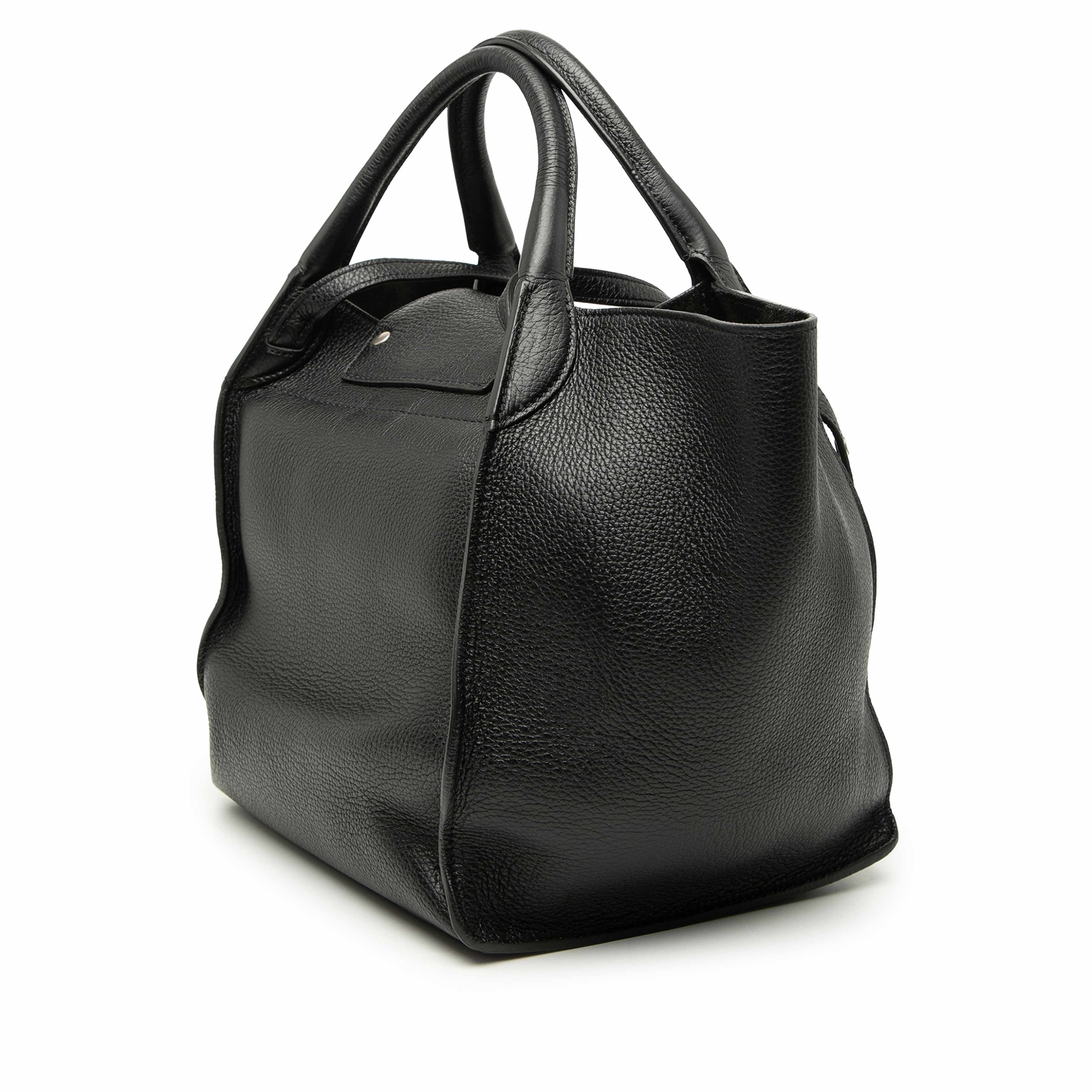 Celine Small Supple Grained Calfskin Big Bag, från Luxclusif, i färgen svart. Klicka för att öppna bilden i stort format