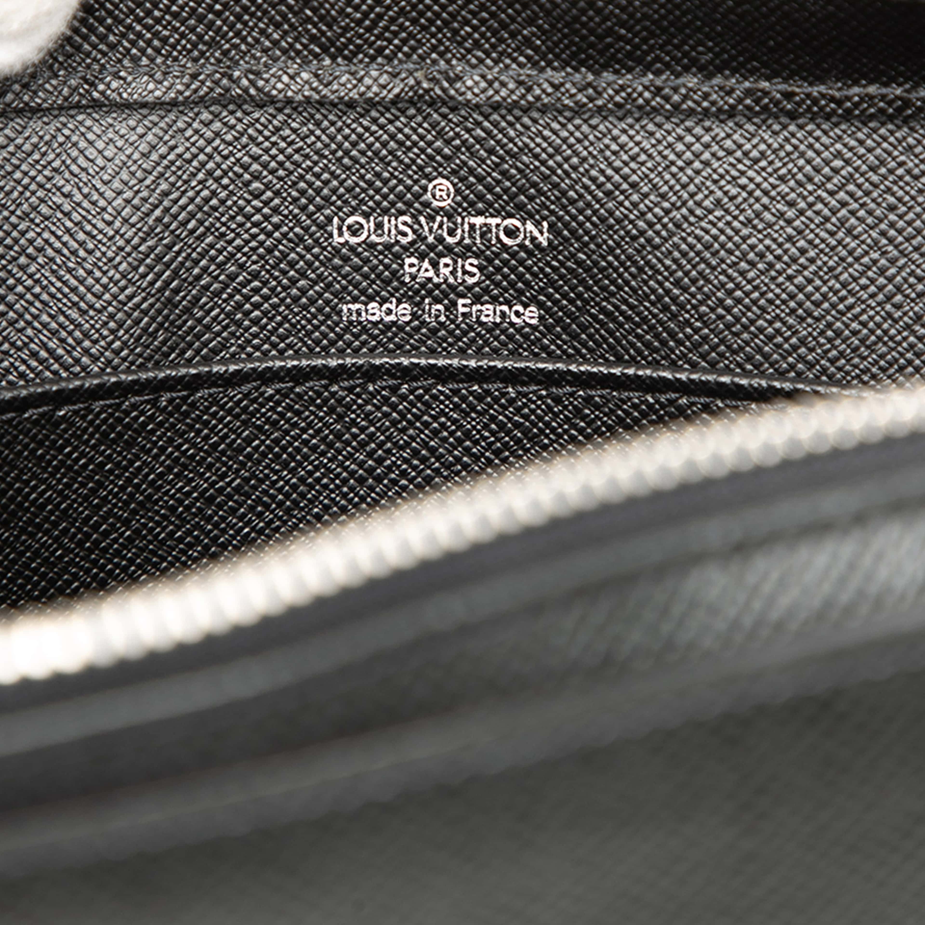 Louis Vuitton Taiga Pochette Baikal, från Luxclusif, i färgen black. Klicka för att öppna bilden i stort format