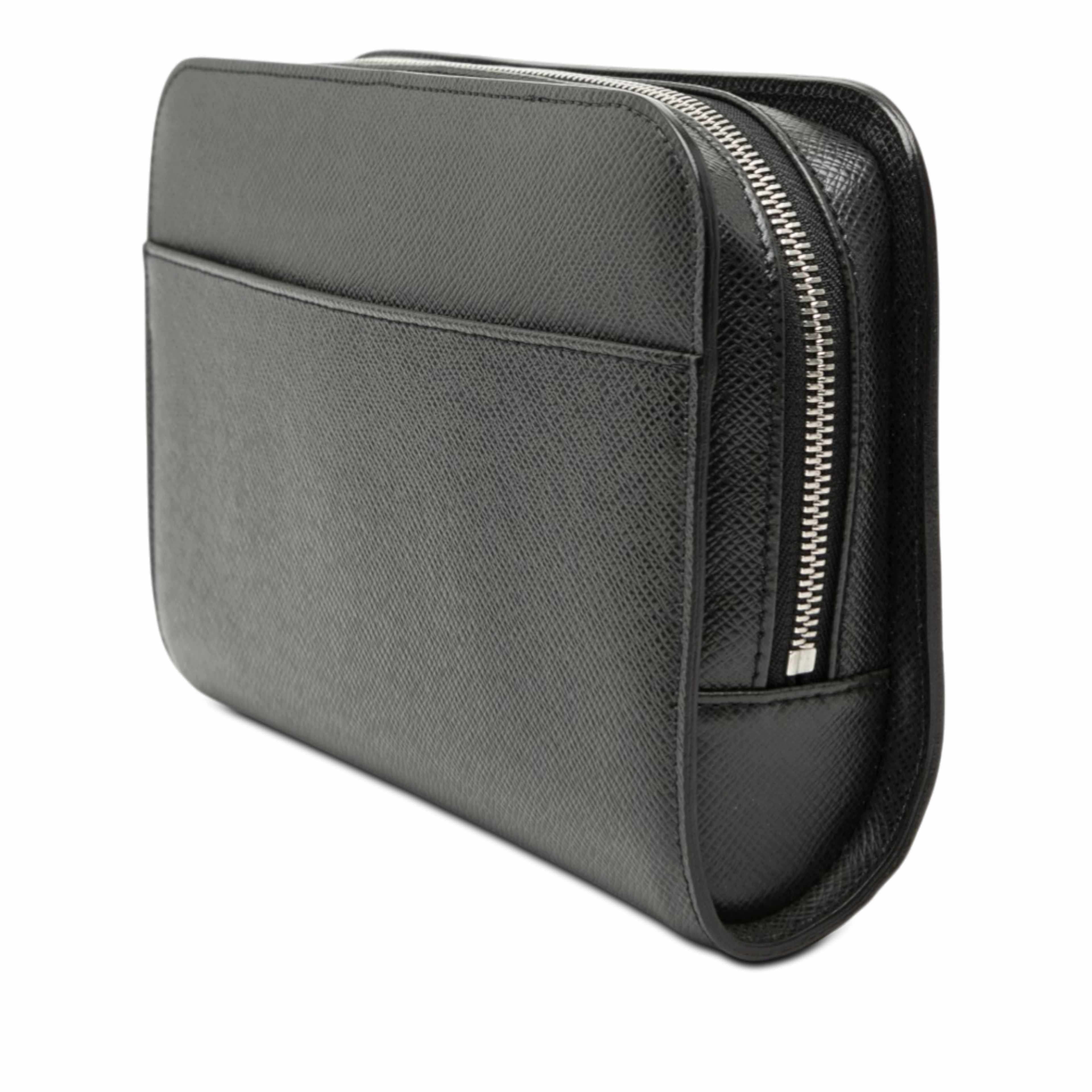 Louis Vuitton Taiga Pochette Baikal, från Luxclusif, i färgen black. Klicka för att öppna bilden i stort format