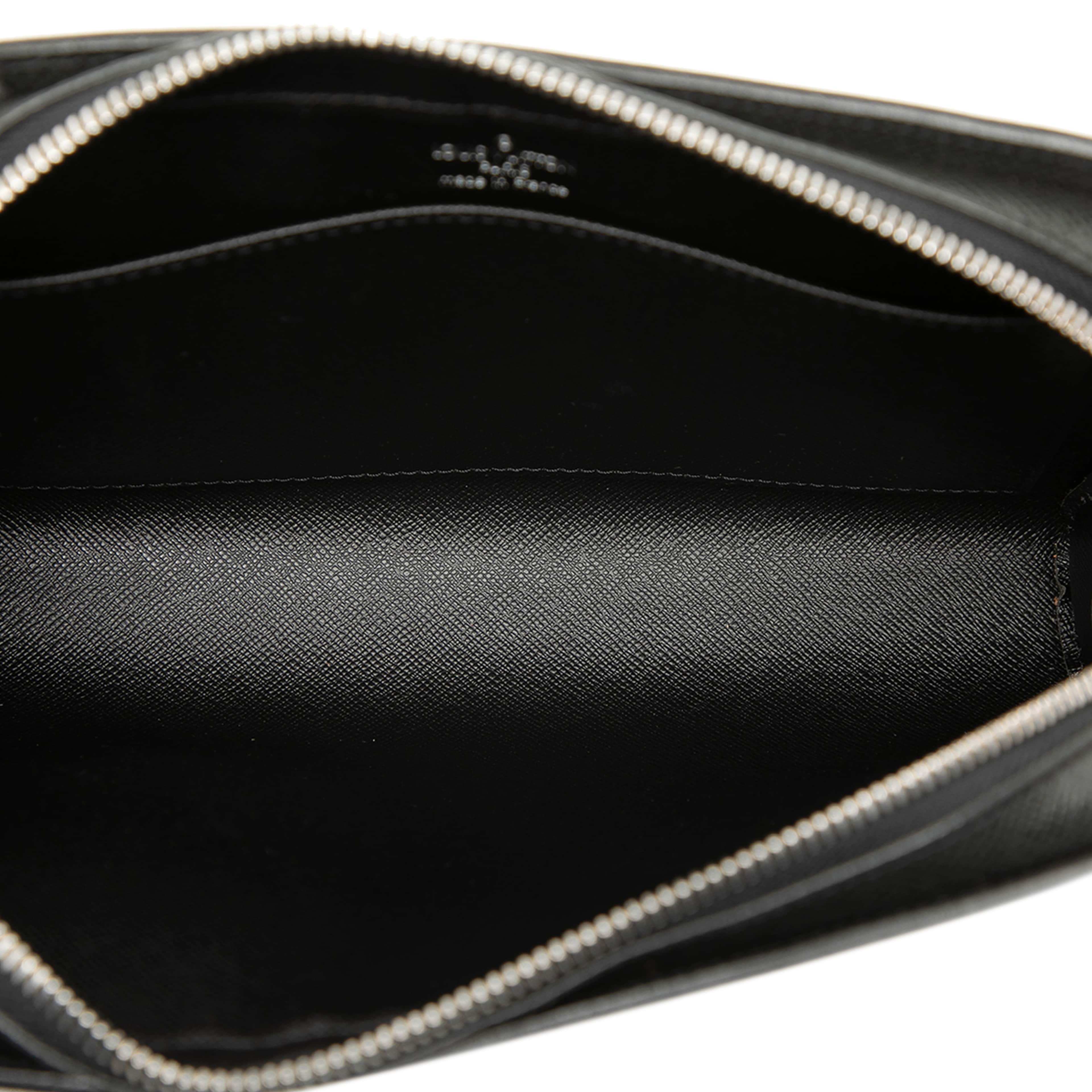 Louis Vuitton Taiga Pochette Baikal, från Luxclusif, i färgen black. Klicka för att öppna bilden i stort format