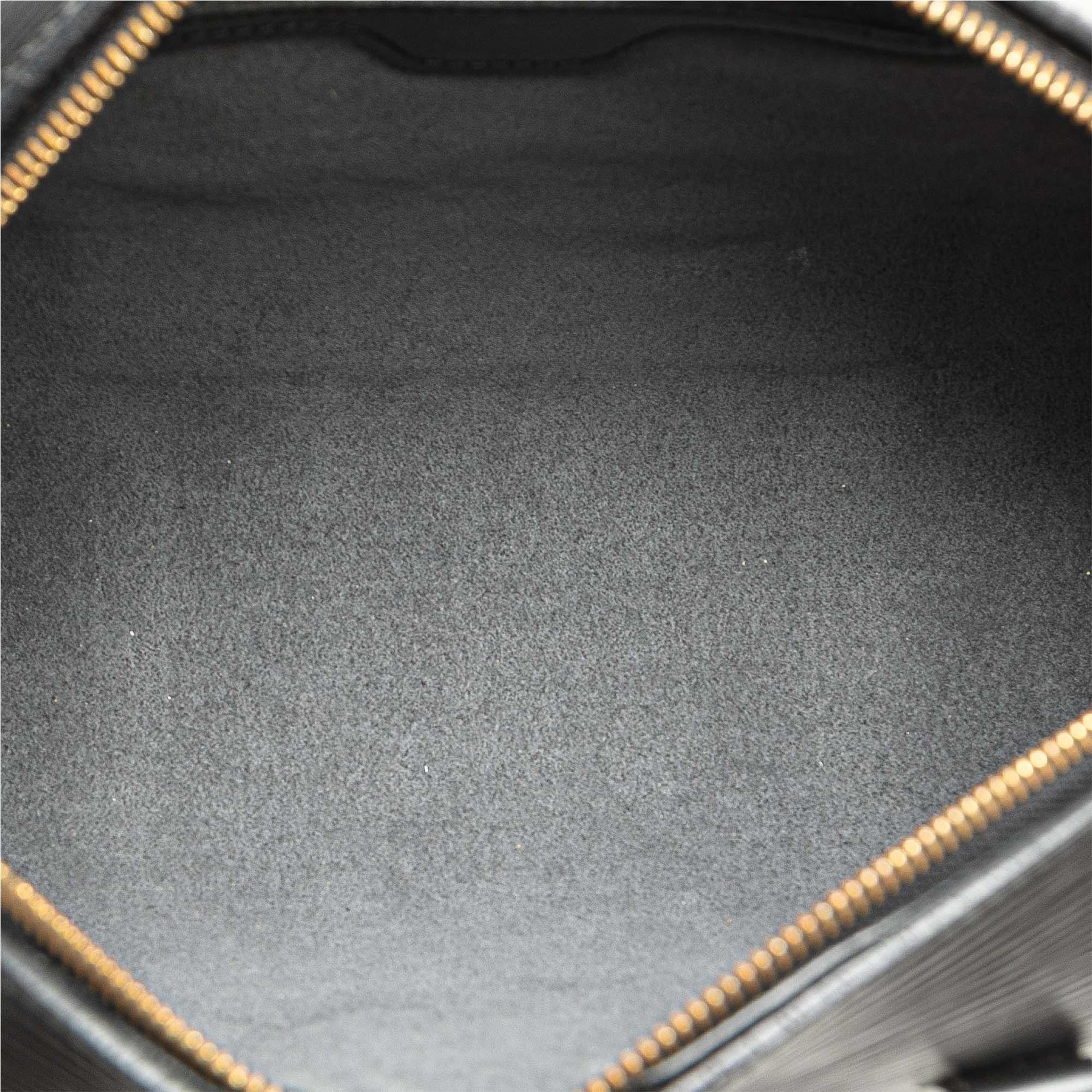 Louis Vuitton Epi Soufflot, från Luxclusif, i färgen black. Klicka för att öppna bilden i stort format