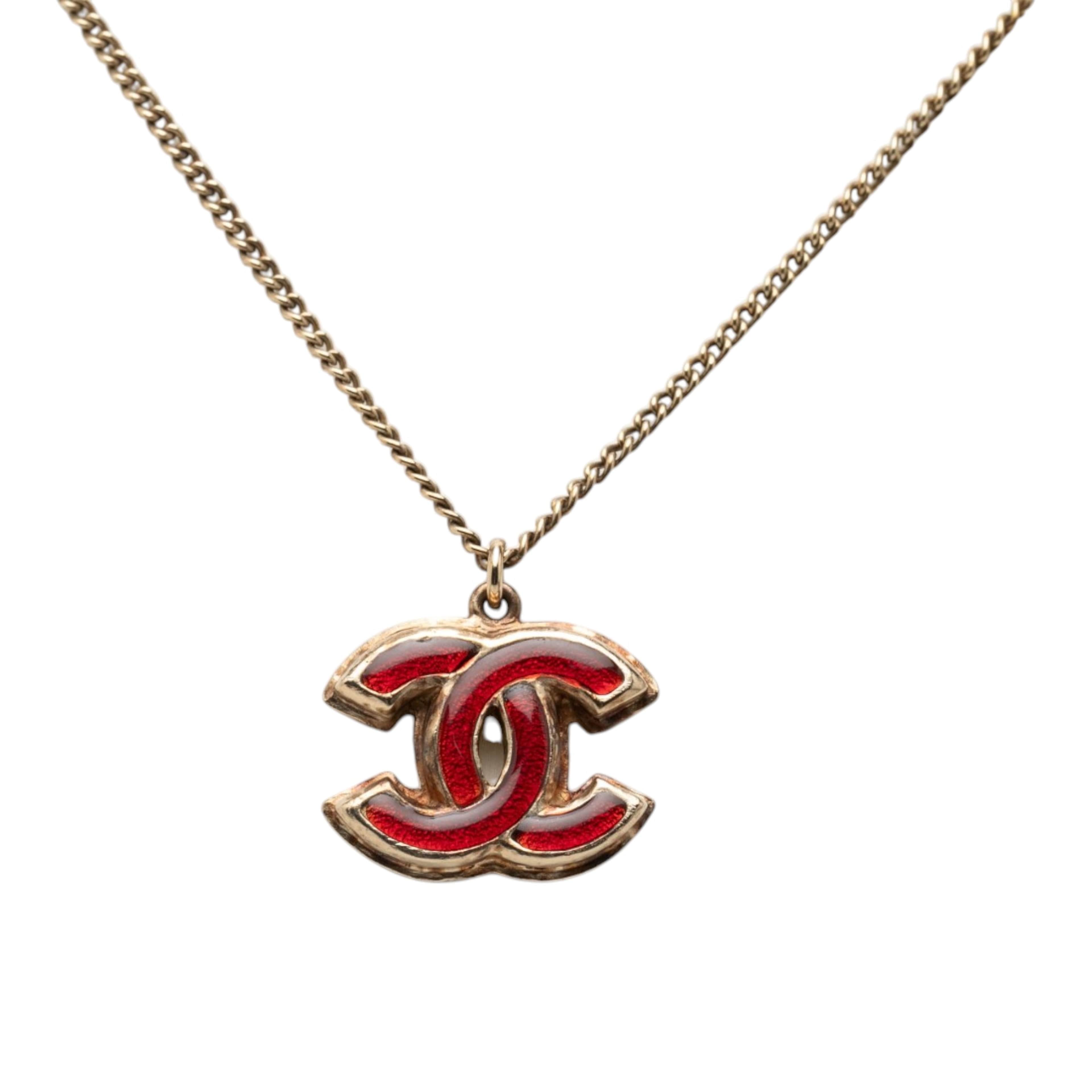 Chanel Cc Gold Plated Enamel Pendant Necklace, från Luxclusif, i färgen guld. Klicka för att öppna bilden i stort format