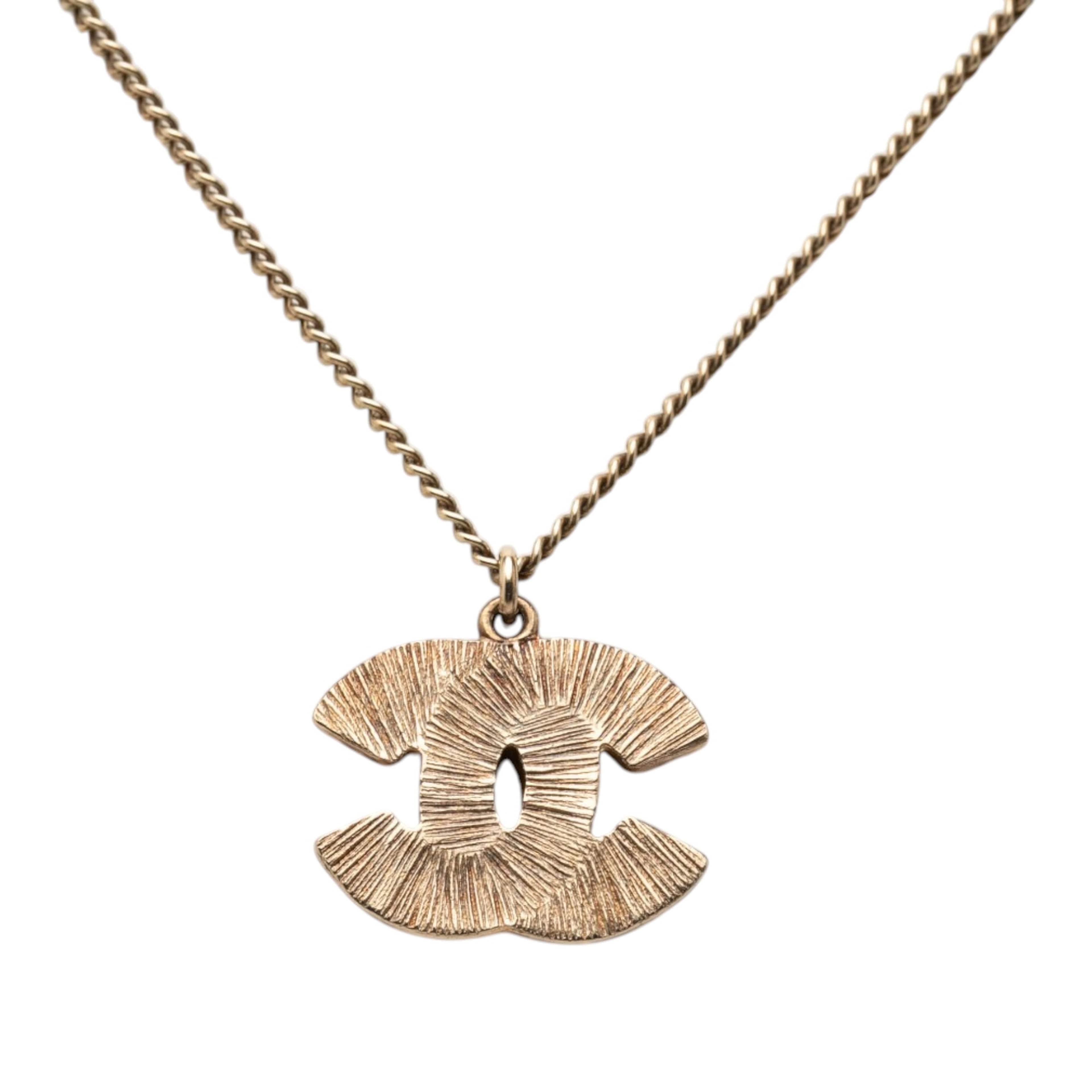Chanel Cc Gold Plated Enamel Pendant Necklace, från Luxclusif, i färgen gold. Klicka för att öppna bilden i stort format